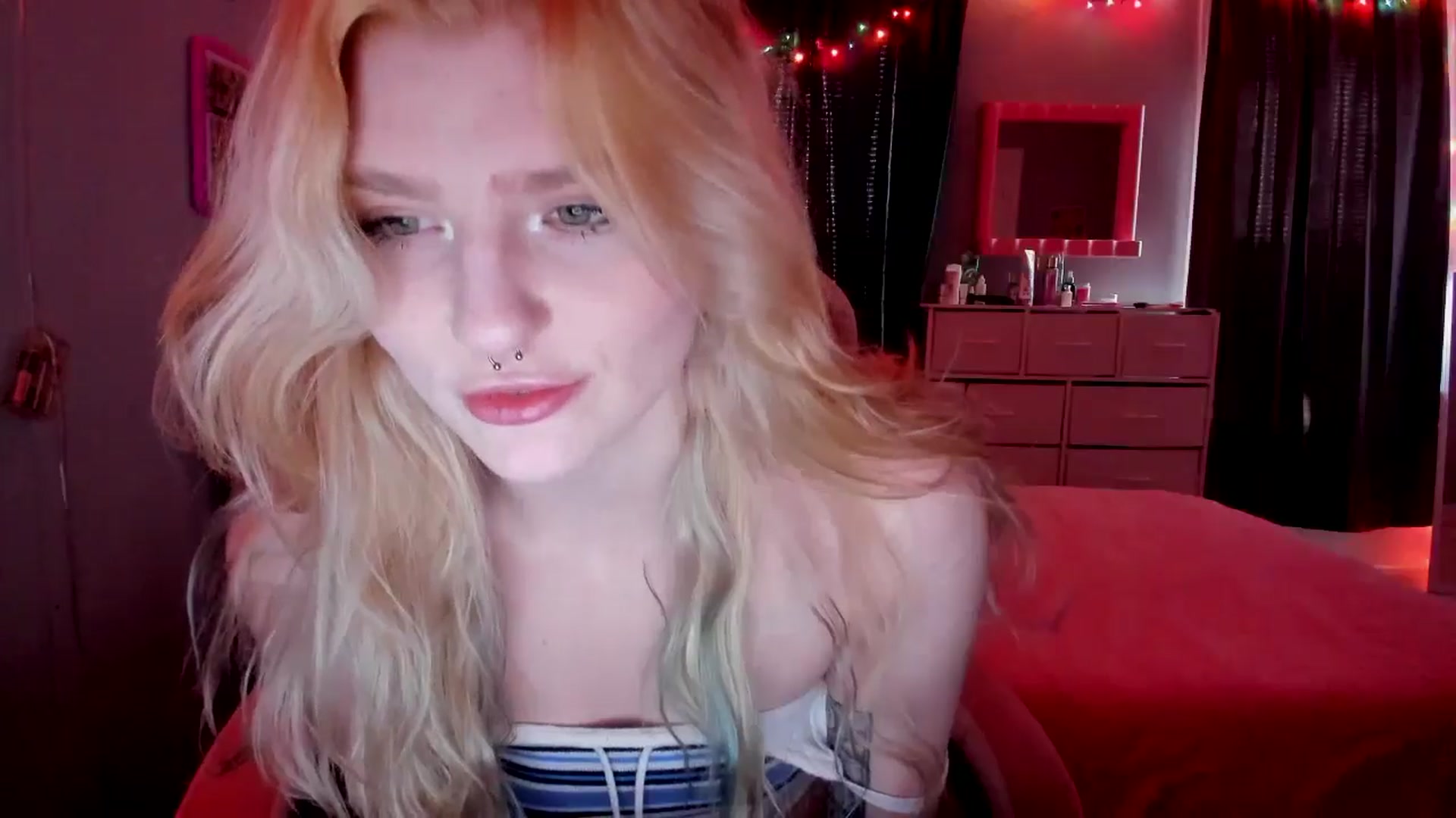 Gallery image thumbnail from DuckChan0's myfreecams stream on, 04/25/2026, 15:12 image 8 of 20