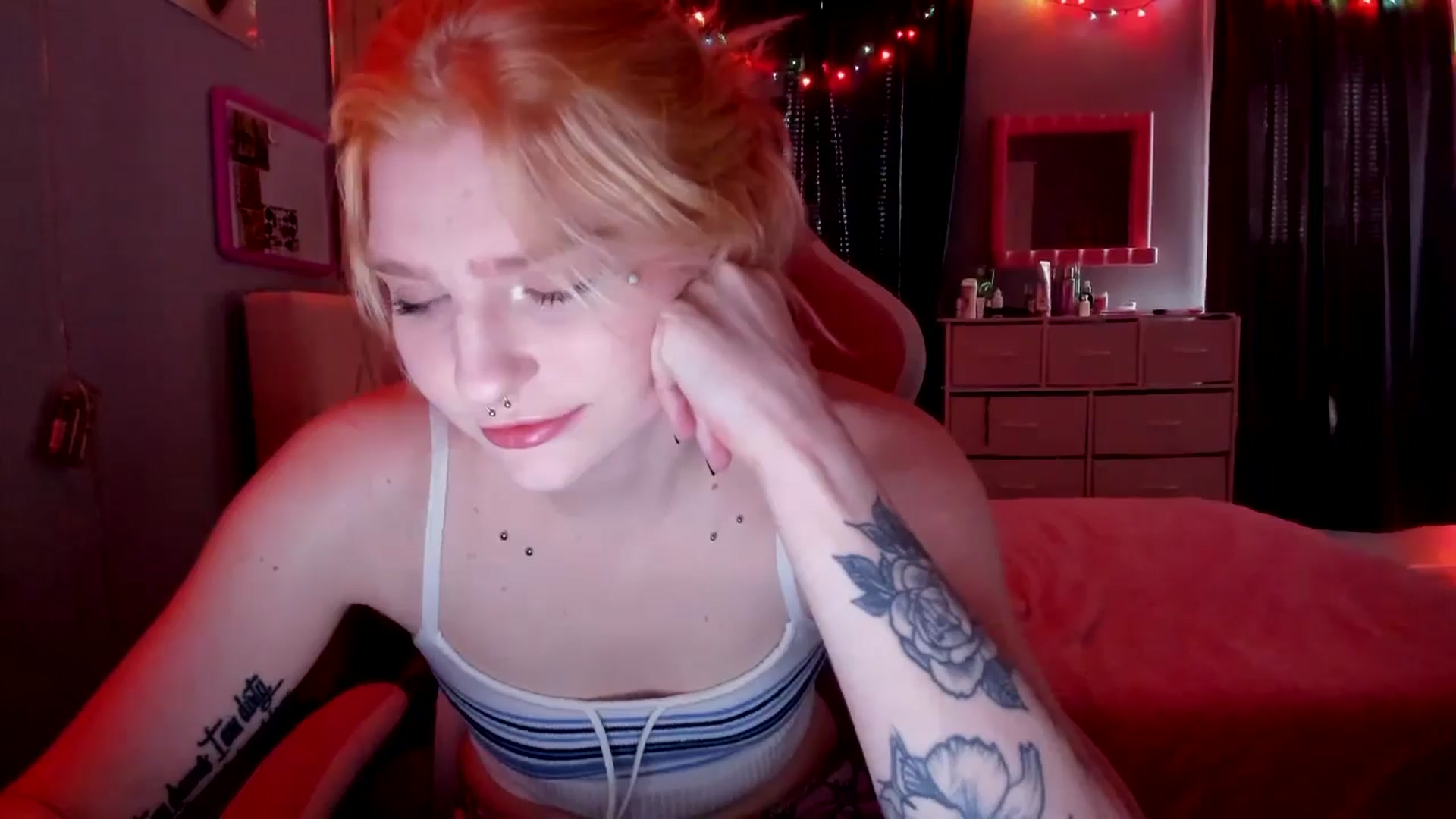 Gallery image thumbnail from DuckChan0's myfreecams stream on, 04/25/2026, 15:12 image 5 of 20
