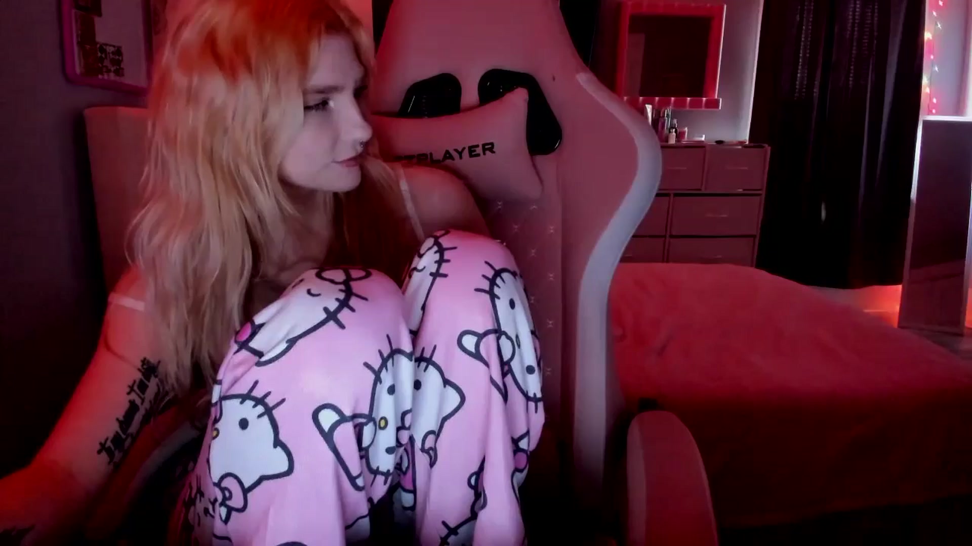 Gallery image thumbnail from DuckChan0's myfreecams stream on, 04/25/2026, 15:12 image 18 of 20