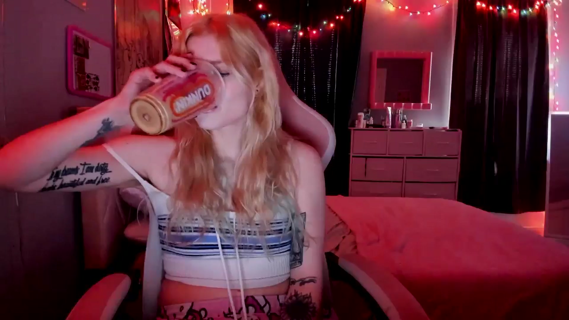 Gallery image thumbnail from DuckChan0's myfreecams stream on, 04/25/2026, 15:12 image 16 of 20