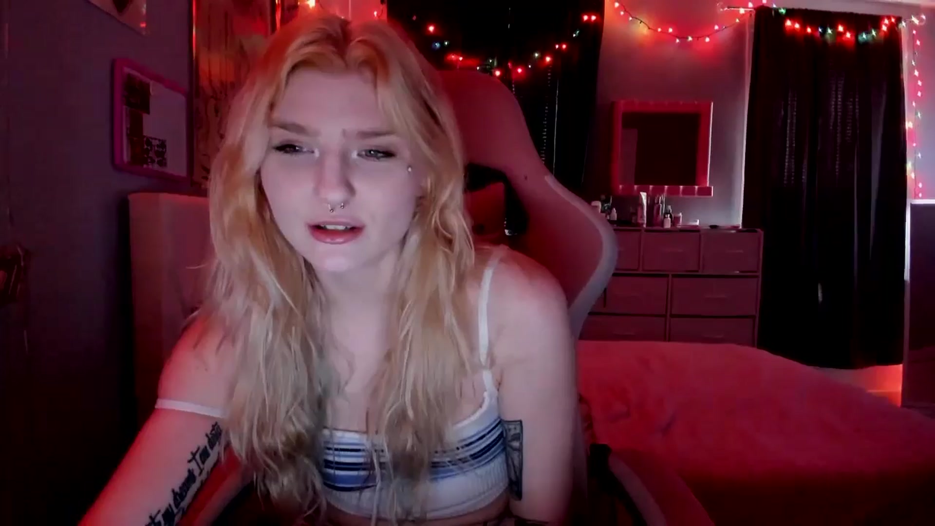 Gallery image thumbnail from DuckChan0's myfreecams stream on, 04/25/2026, 15:12 image 12 of 20