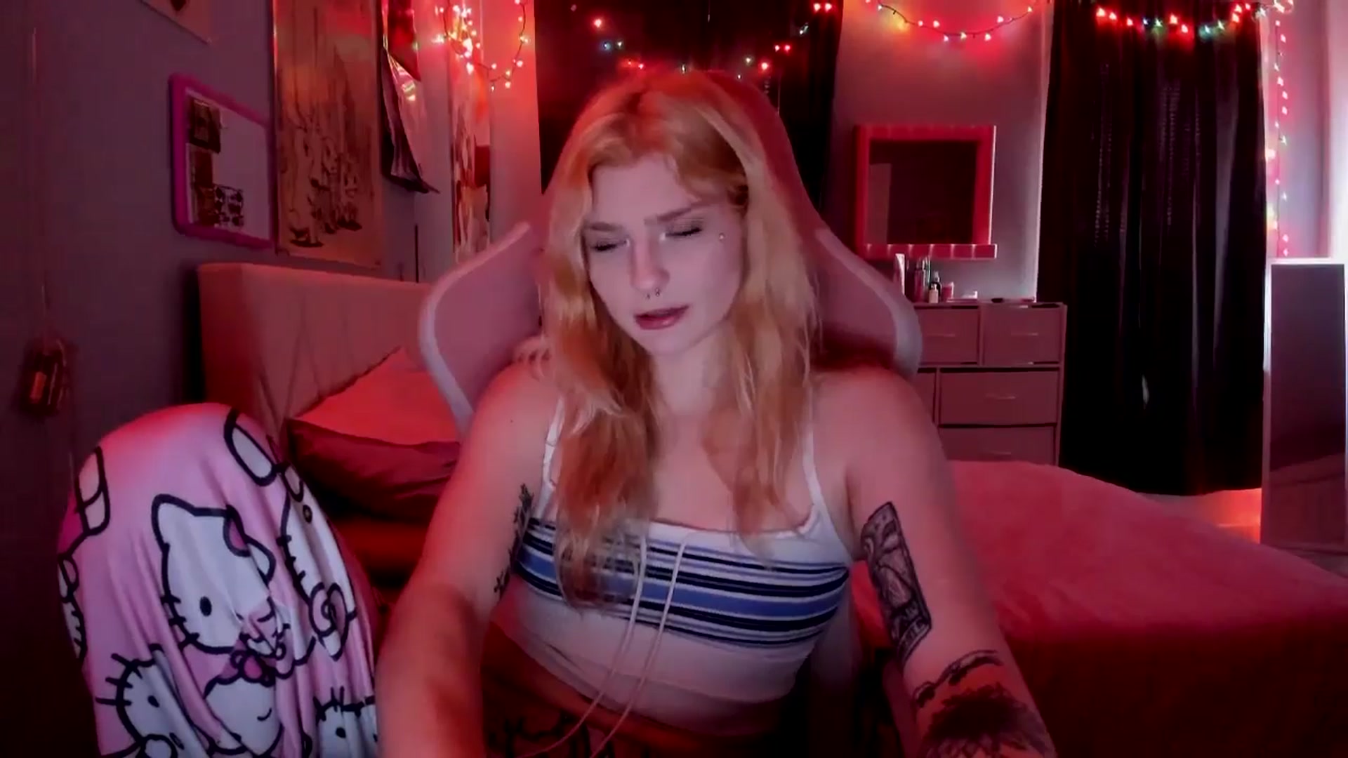 Gallery image thumbnail from DuckChan0's myfreecams stream on, 04/25/2026, 16:00 image 8 of 20
