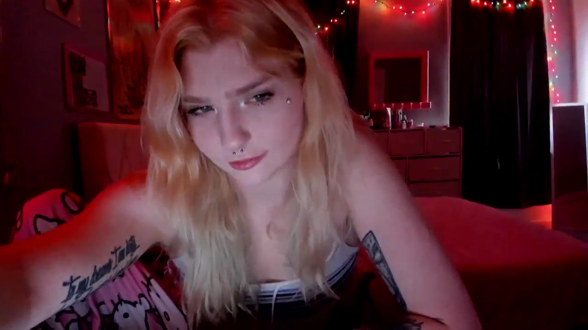 Gallery image thumbnail from DuckChan0's myfreecams stream on, 04/25/2026, 16:00 image 9 of 20