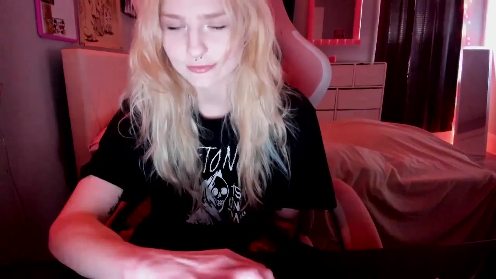 Gallery image thumbnail from DuckChan0's myfreecams stream on, 04/26/2026, 15:40 image 8 of 20