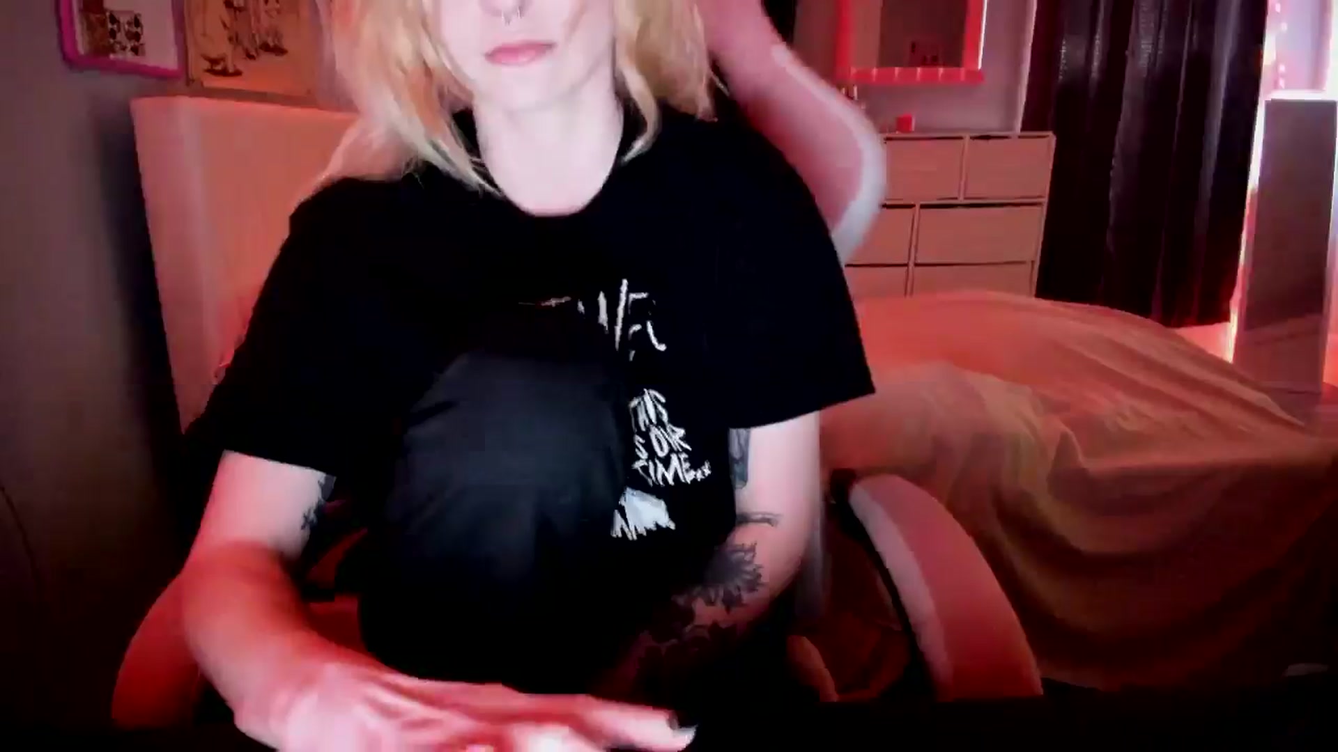Gallery image thumbnail from DuckChan0's myfreecams stream on, 04/26/2026, 15:40 image 18 of 20