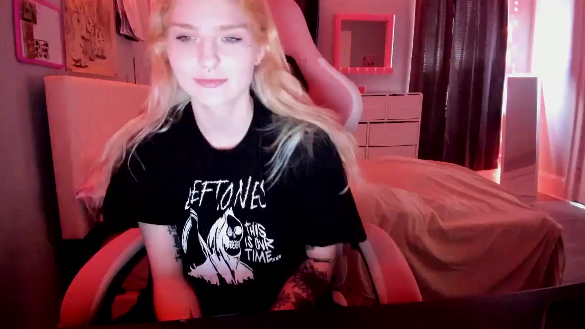 Gallery image thumbnail from DuckChan0's myfreecams stream on, 04/26/2026, 15:40 image 10 of 20