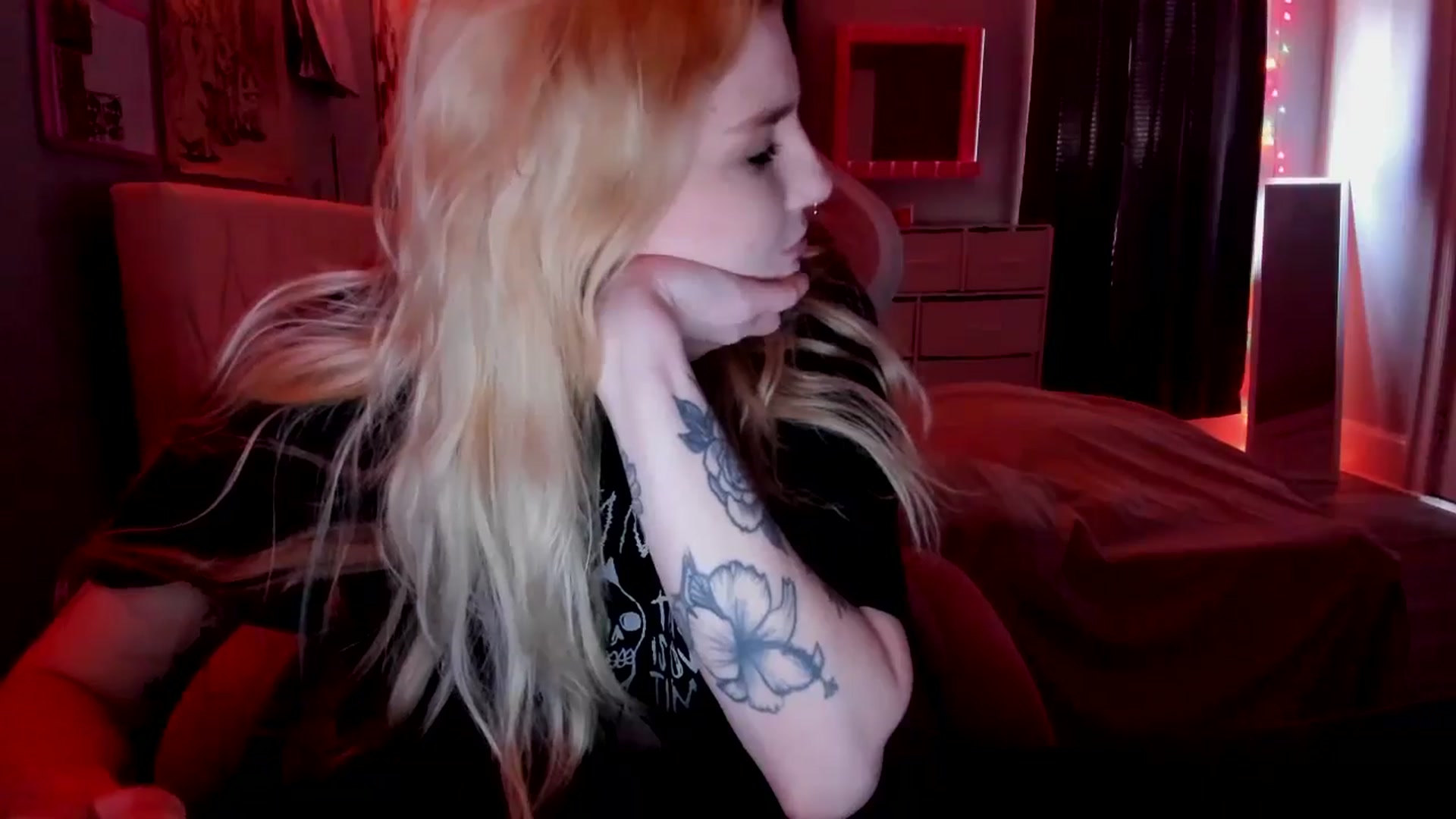Gallery image thumbnail from DuckChan0's myfreecams stream on, 04/26/2026, 15:40 image 12 of 20