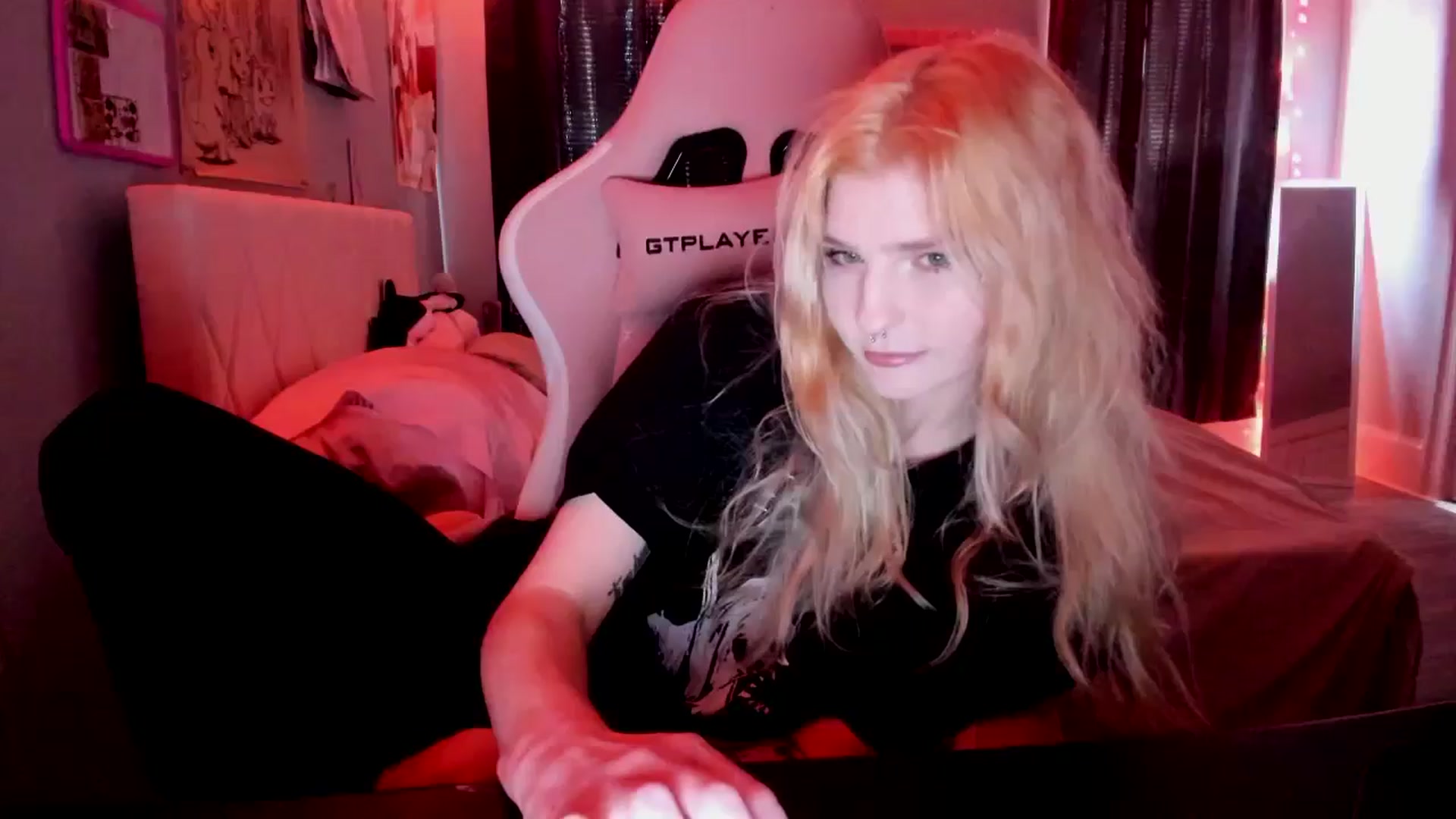 Gallery image thumbnail from DuckChan0's myfreecams stream on, 04/26/2026, 15:40 image 15 of 20