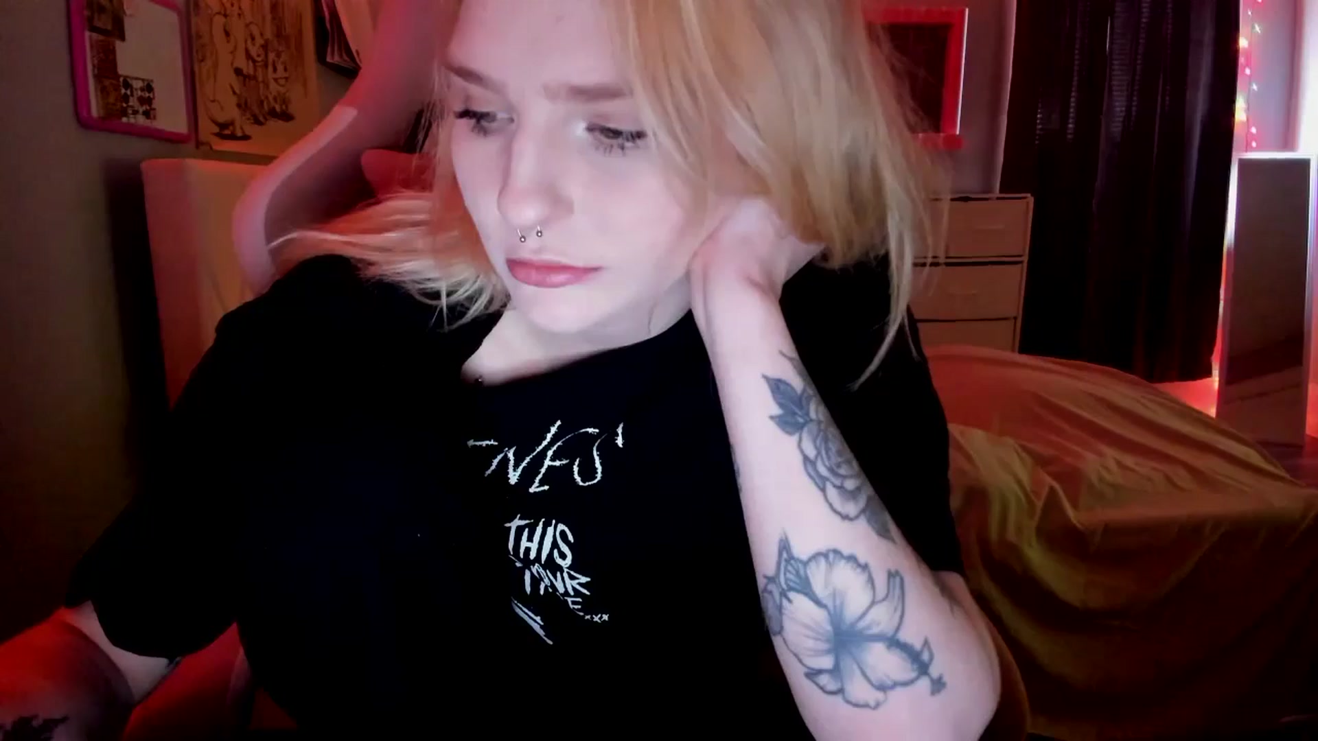 Gallery image thumbnail from DuckChan0's myfreecams stream on, 04/26/2026, 15:40 image 20 of 20