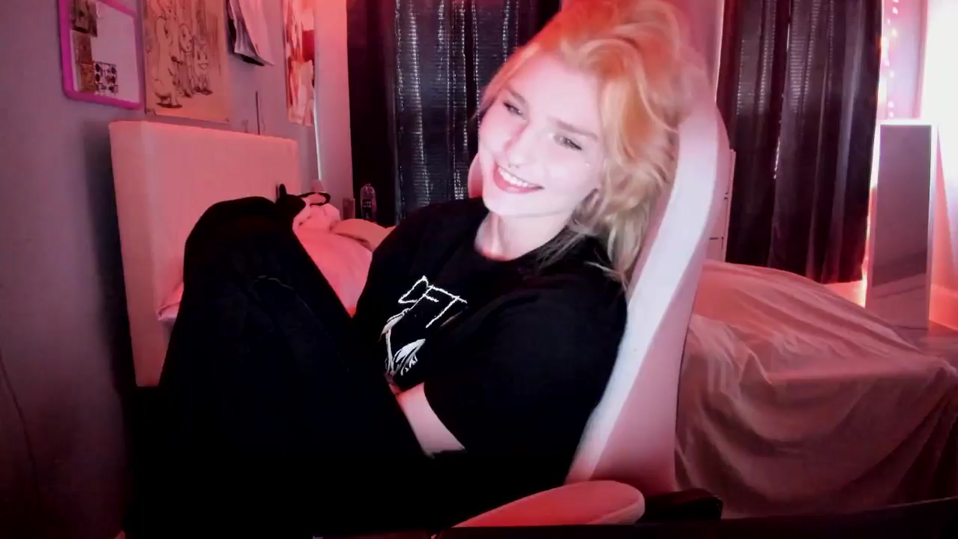 Gallery image thumbnail from DuckChan0's myfreecams stream on, 04/26/2026, 15:40 image 1 of 20