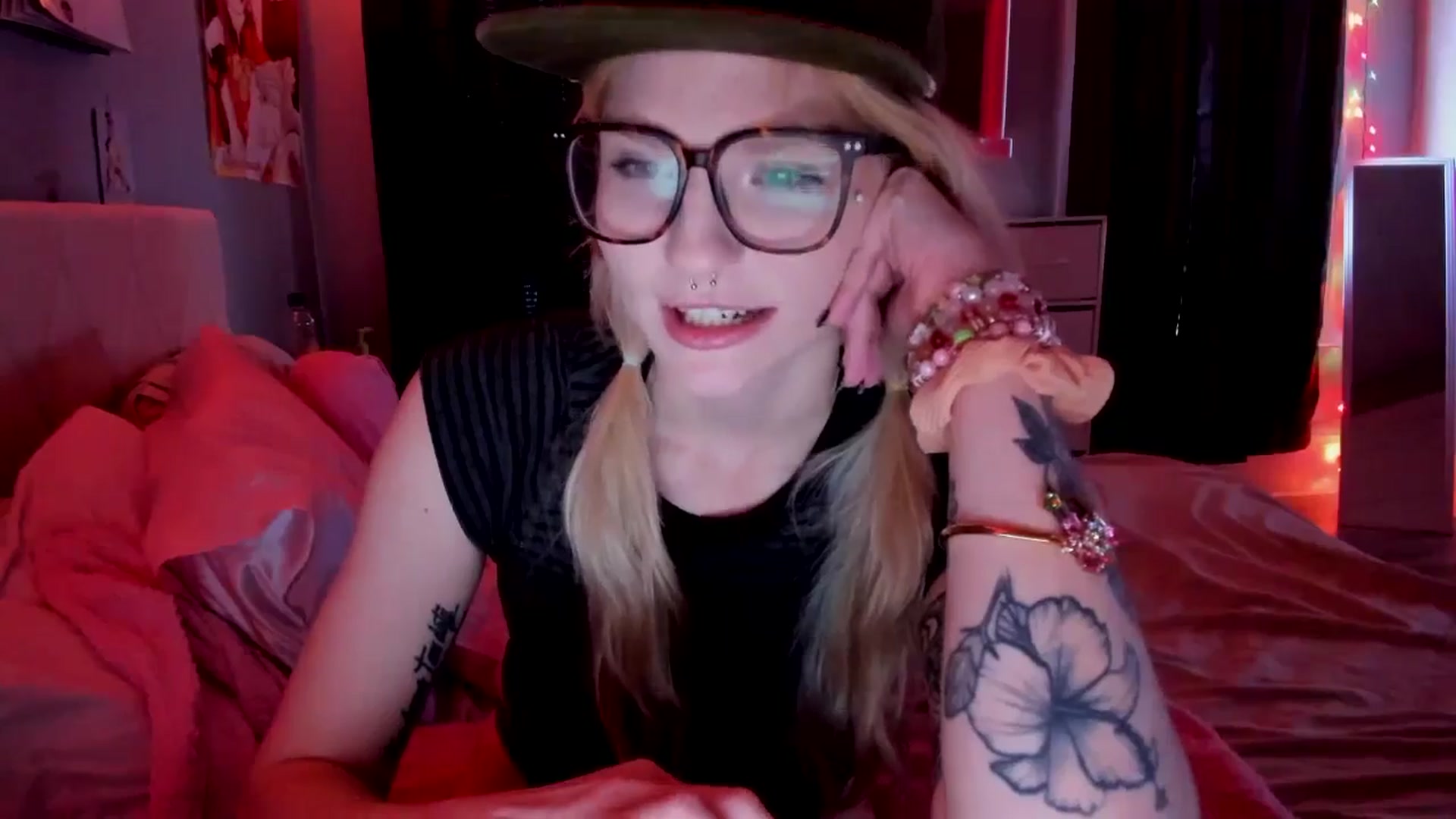 Gallery image thumbnail from DuckChan0's myfreecams stream on, 04/27/2026, 16:59 image 6 of 20