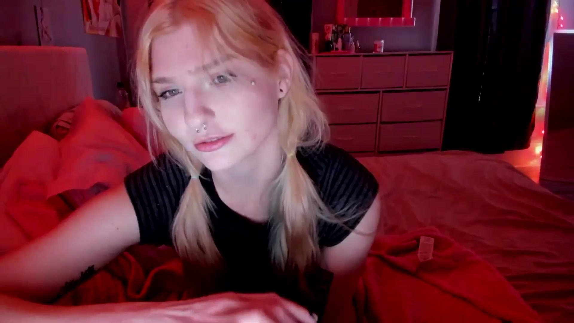 Gallery image thumbnail from DuckChan0's myfreecams stream on, 04/27/2026, 16:59 image 18 of 20