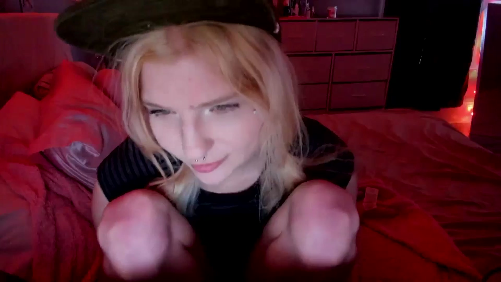 Gallery image thumbnail from DuckChan0's myfreecams stream on, 04/27/2026, 16:59 image 13 of 20