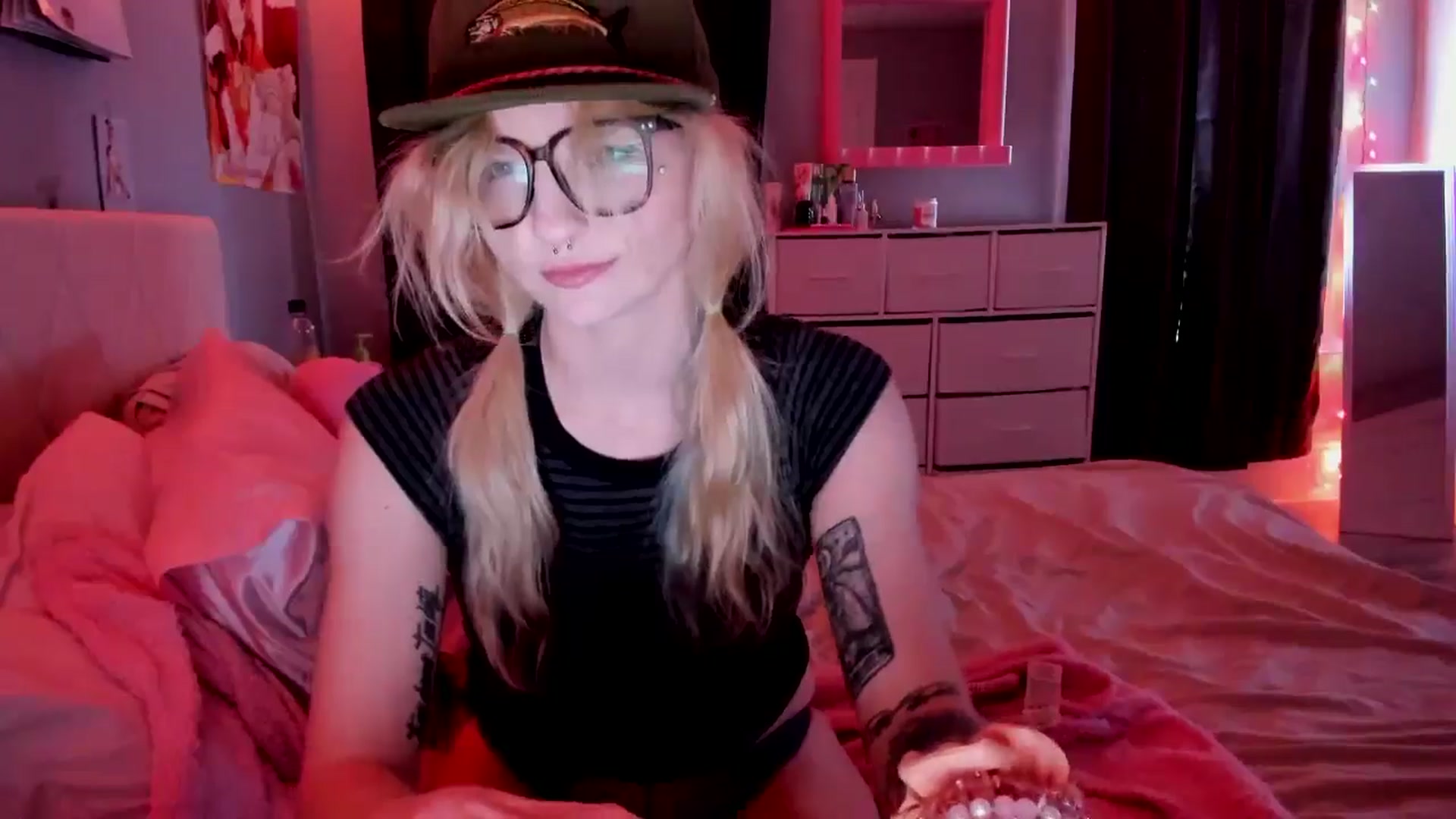 Gallery image thumbnail from DuckChan0's myfreecams stream on, 04/27/2026, 16:59 image 5 of 20