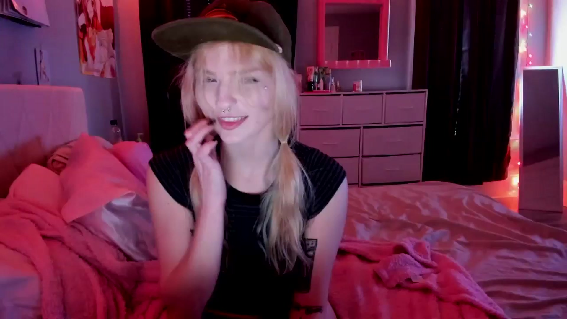 Gallery image thumbnail from DuckChan0's myfreecams stream on, 04/27/2026, 16:59 image 1 of 20