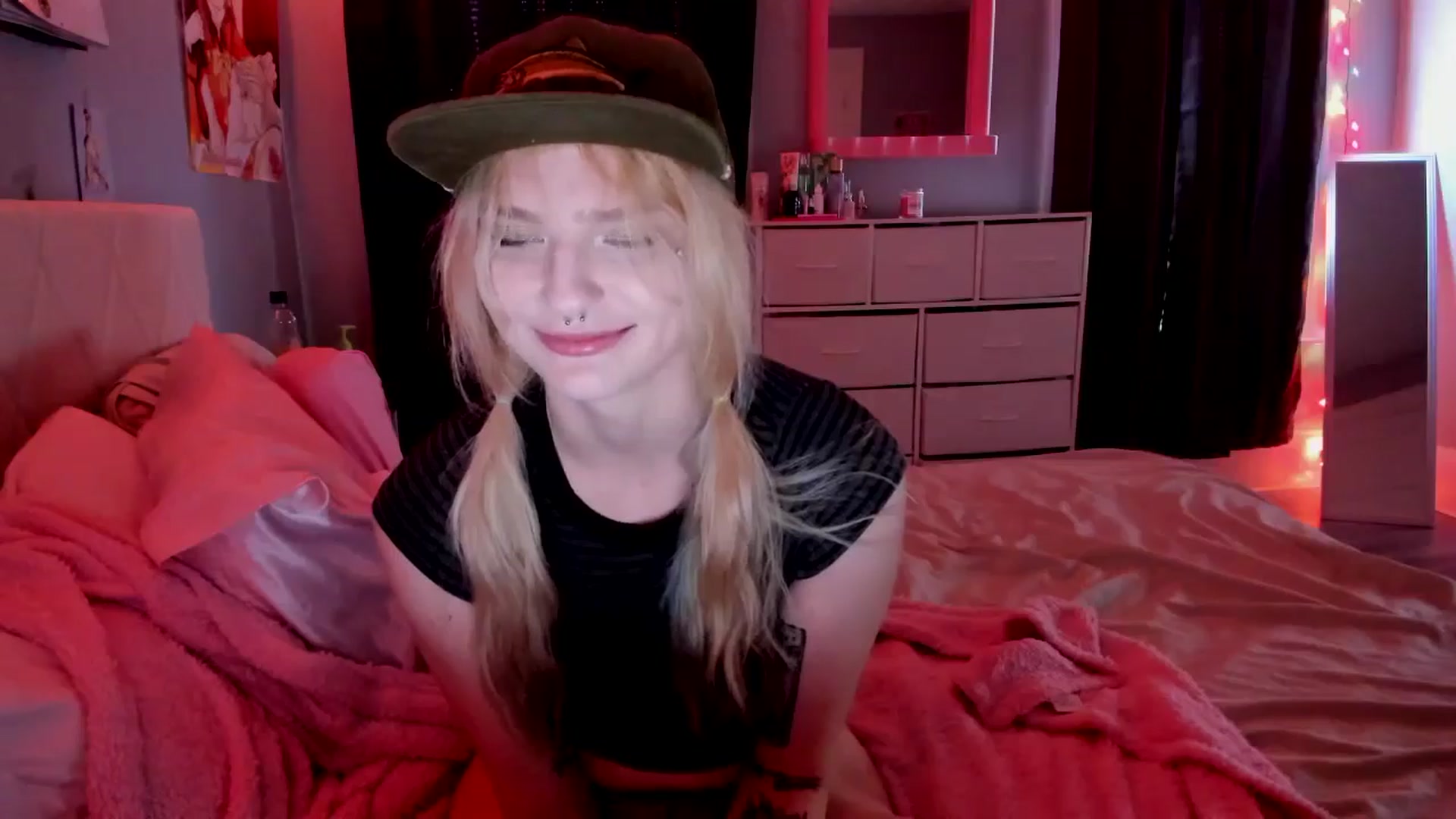 Gallery image thumbnail from DuckChan0's myfreecams stream on, 04/27/2026, 16:59 image 4 of 20
