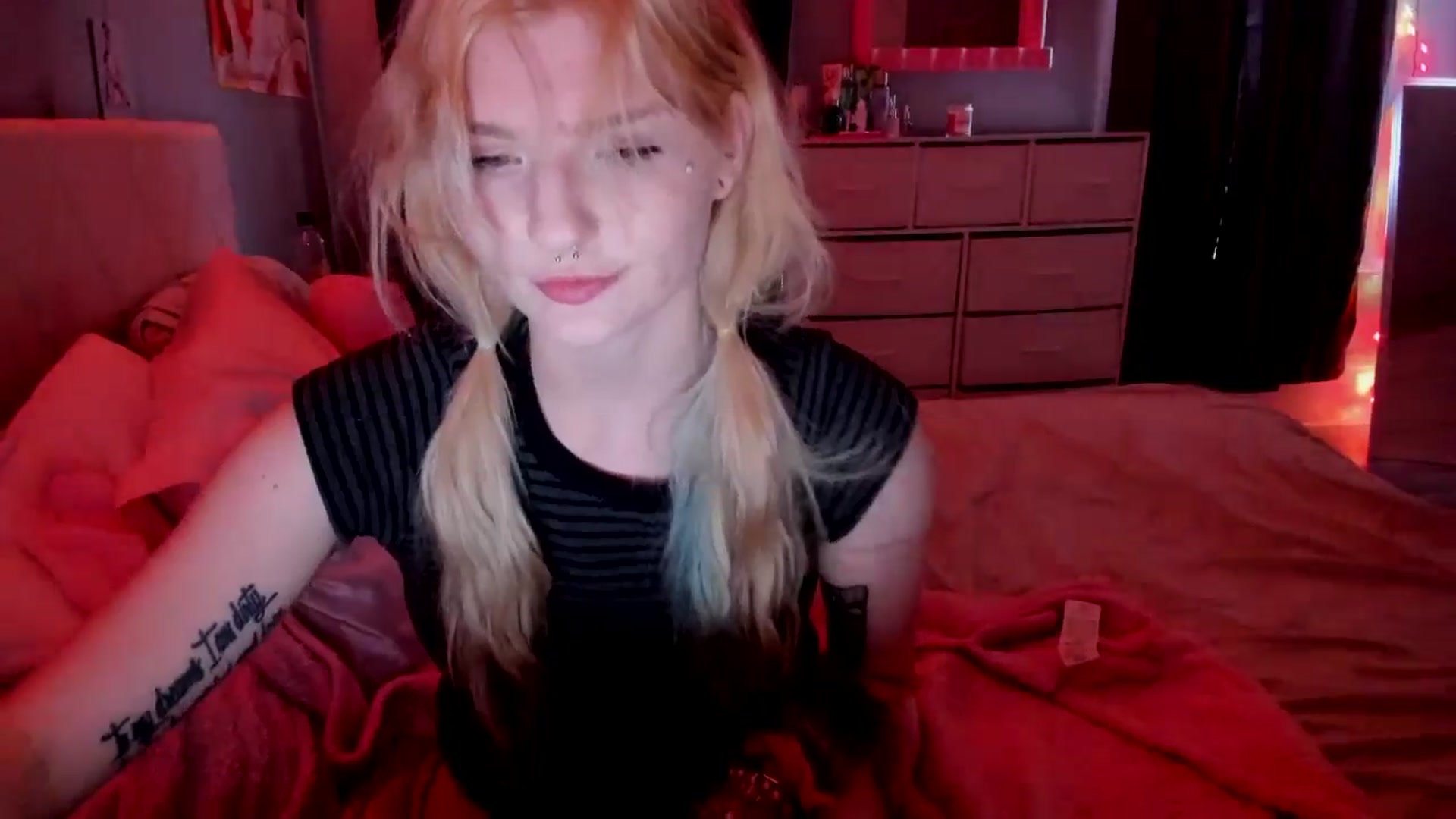 Gallery image thumbnail from DuckChan0's myfreecams stream on, 04/27/2026, 16:59 image 20 of 20