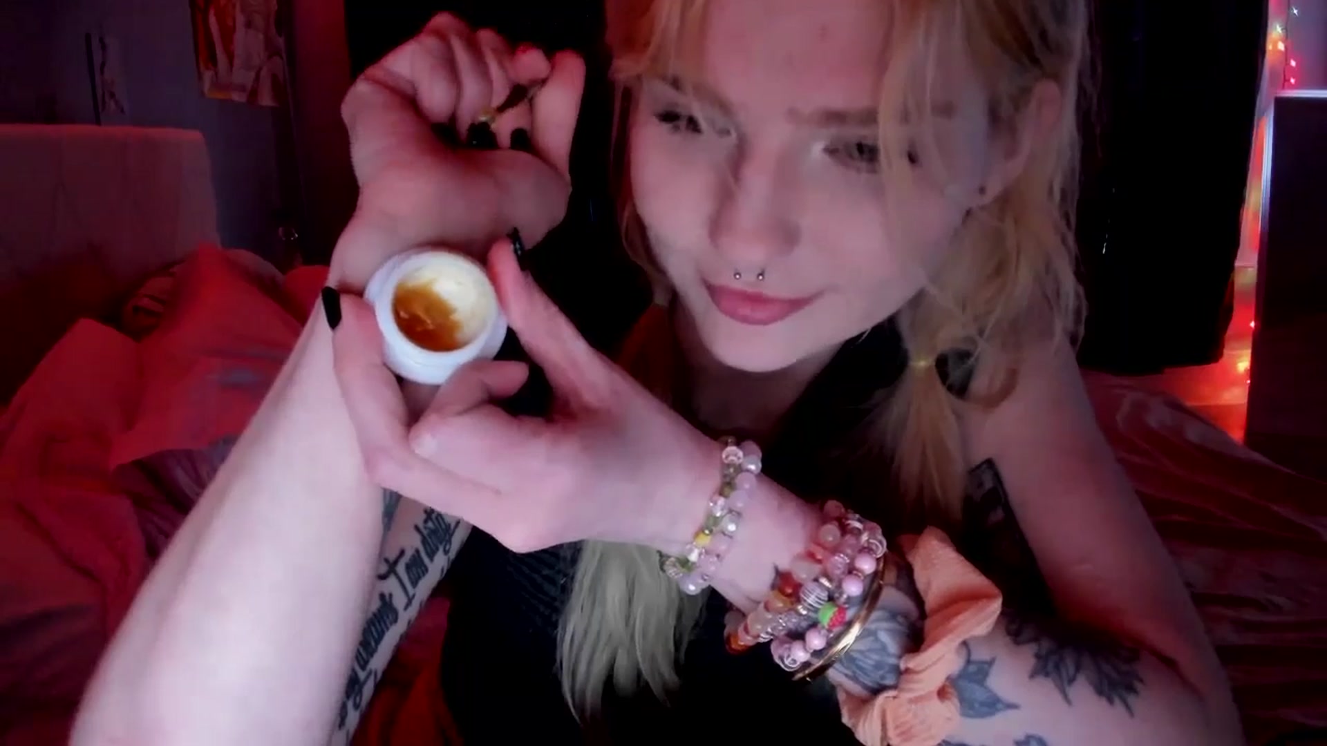 Gallery image thumbnail from DuckChan0's myfreecams stream on, 04/27/2026, 16:59 image 16 of 20