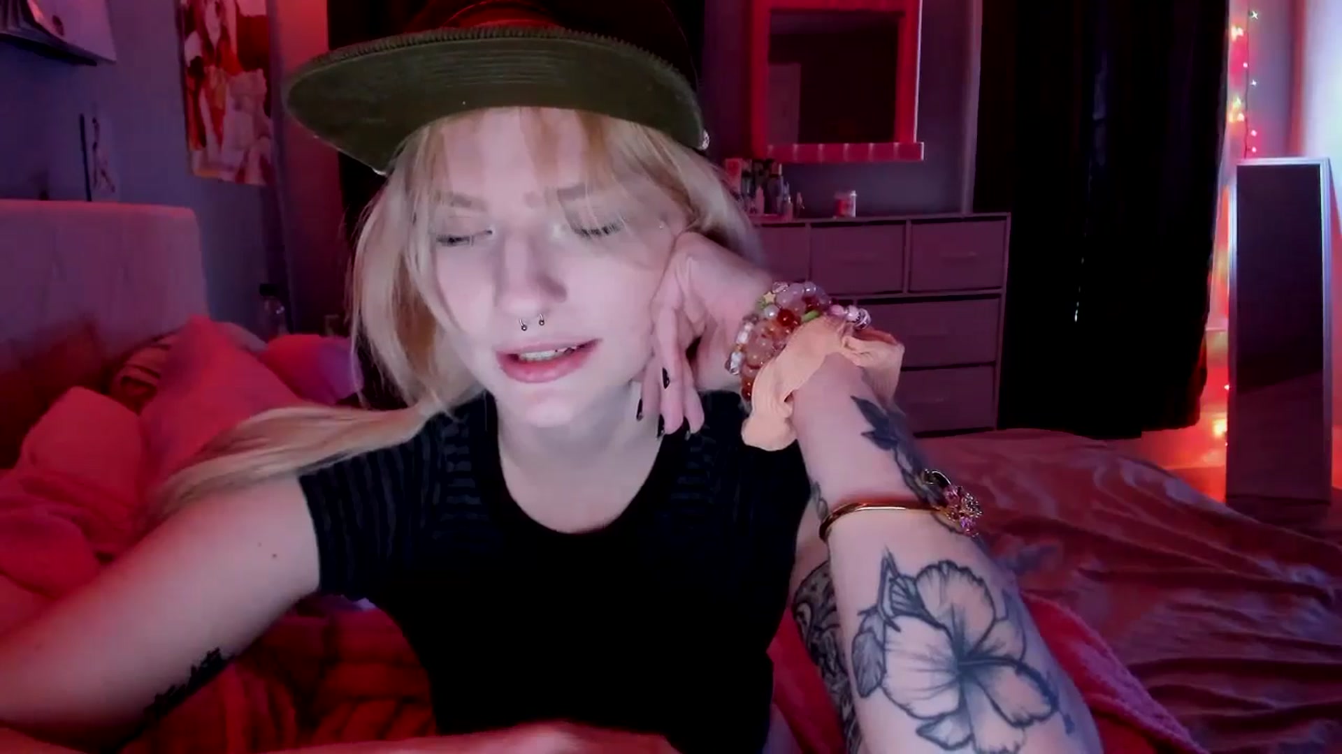 Gallery image thumbnail from DuckChan0's myfreecams stream on, 04/27/2026, 16:59 image 2 of 20