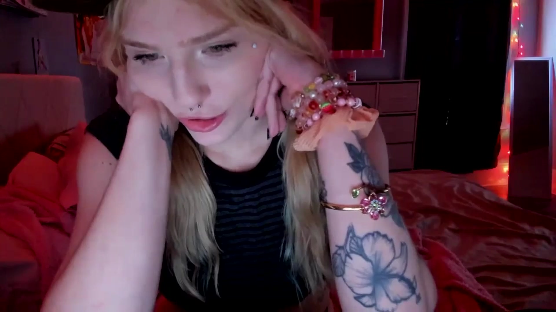Gallery image thumbnail from DuckChan0's myfreecams stream on, 04/27/2026, 16:59 image 3 of 20