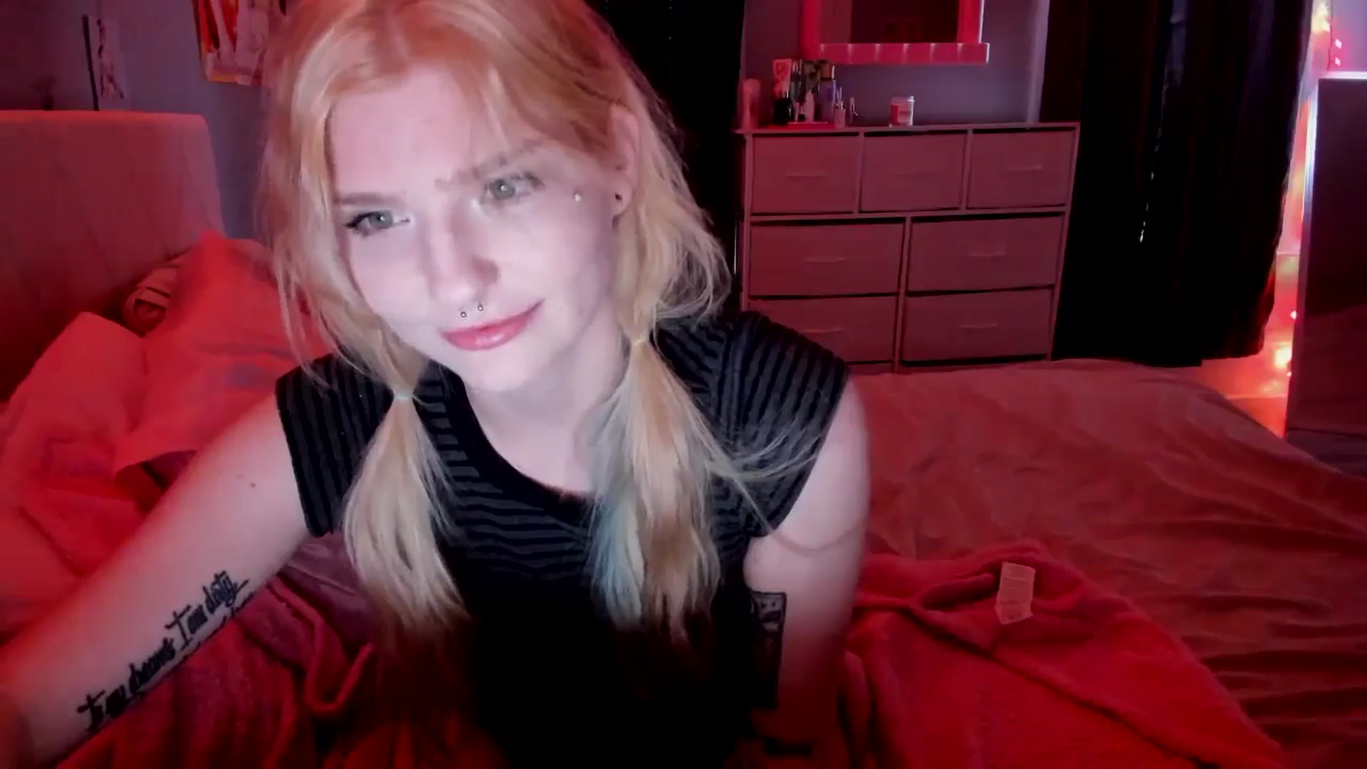 Gallery image thumbnail from DuckChan0's myfreecams stream on, 04/27/2026, 16:59 image 19 of 20