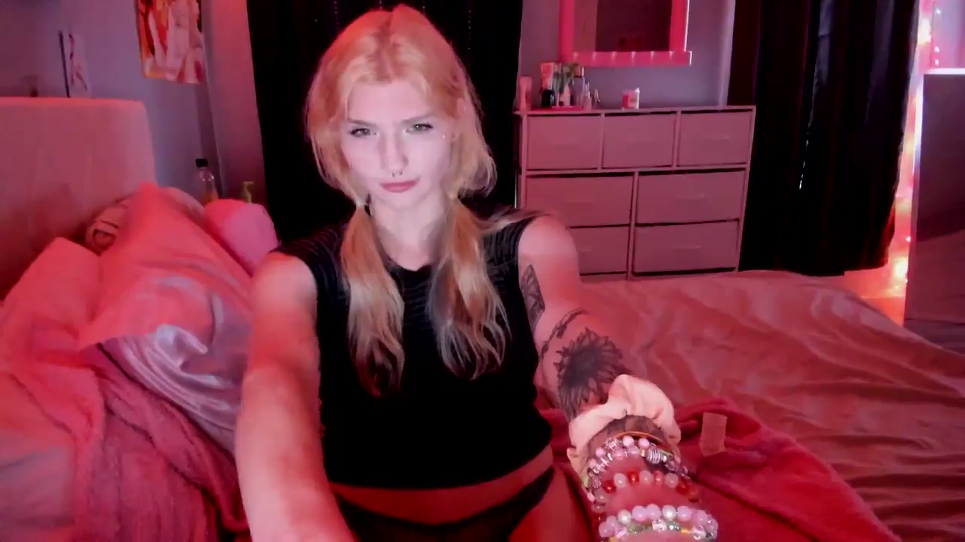 Gallery image thumbnail from DuckChan0's myfreecams stream on, 04/27/2026, 16:59 image 17 of 20