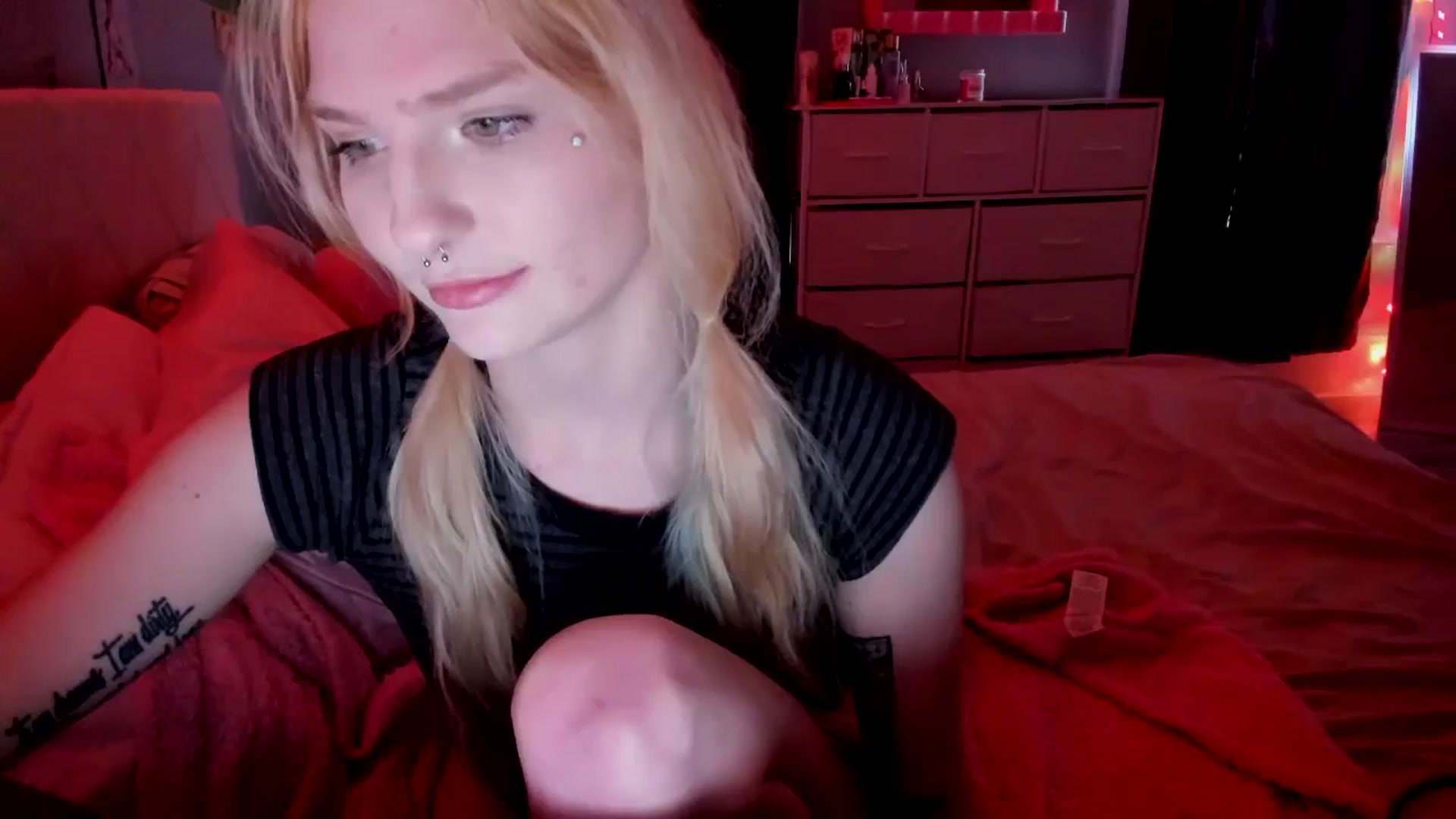 Gallery image thumbnail from DuckChan0's myfreecams stream on, 04/27/2026, 16:59 image 10 of 20