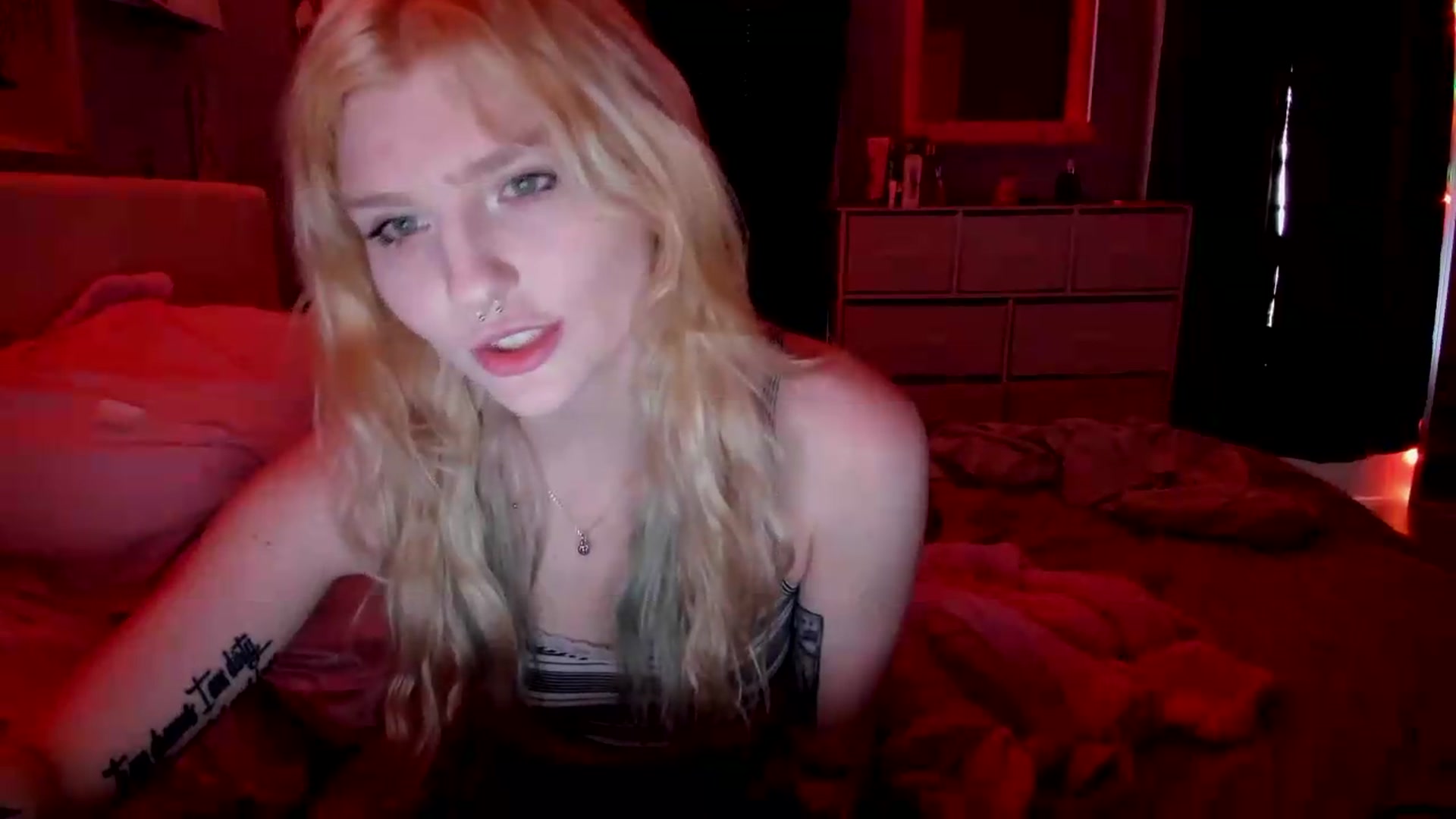 Gallery image thumbnail from DuckChan0's myfreecams stream on, 04/30/2026, 16:04 image 10 of 20