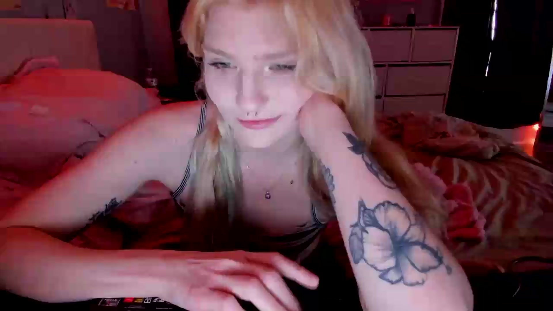 Gallery image thumbnail from DuckChan0's myfreecams stream on, 04/30/2026, 16:04 image 8 of 20