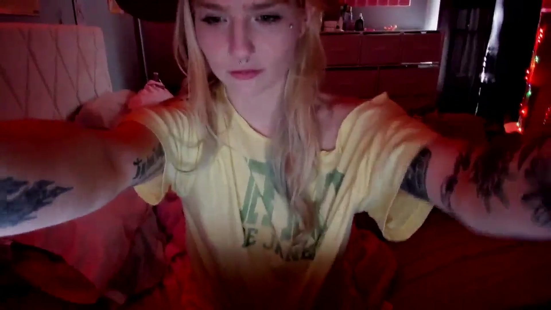 Gallery image thumbnail from DuckChan0's myfreecams stream on, 05/03/2026, 15:56 image 18 of 20