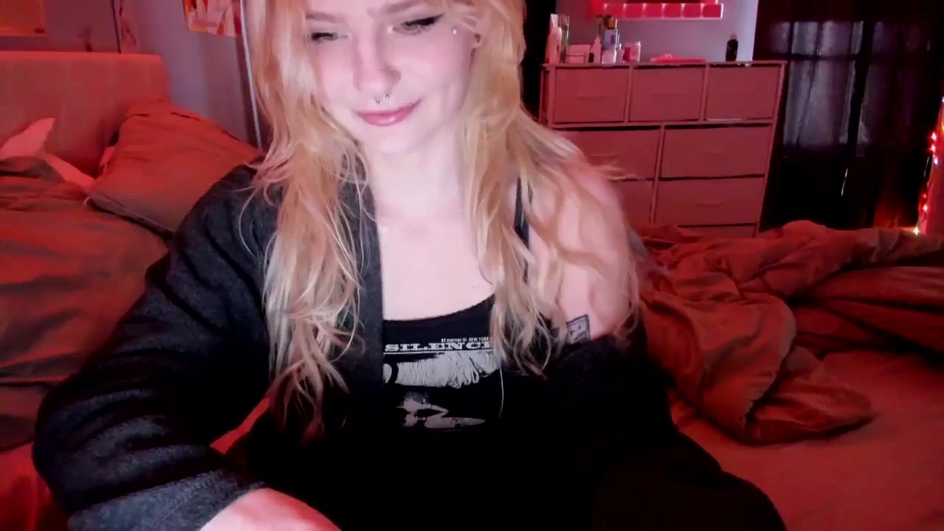 Gallery image thumbnail from DuckChan0's myfreecams stream on, 05/04/2026, 18:04 image 19 of 20