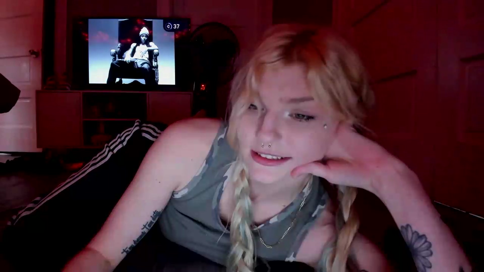 Gallery image thumbnail from DuckChan0's myfreecams stream on, 05/14/2026, 16:39 image 6 of 20