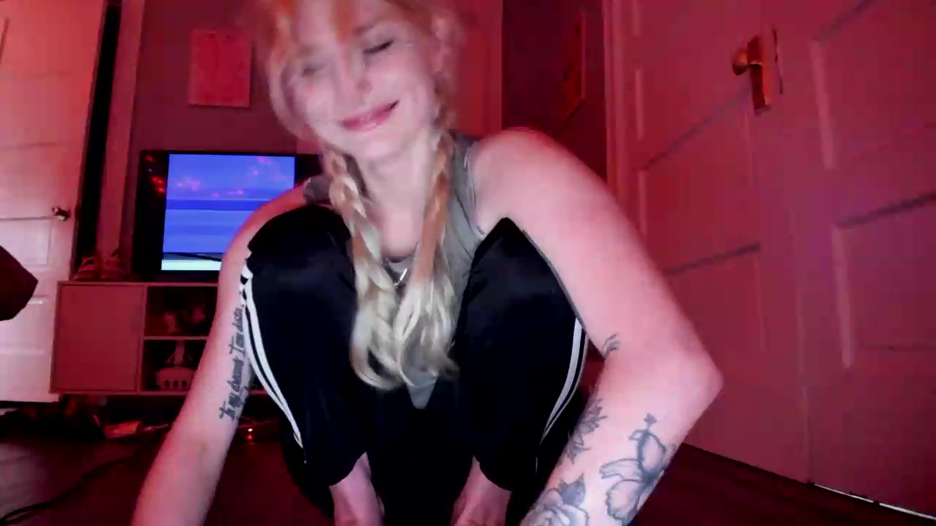 Gallery image thumbnail from DuckChan0's myfreecams stream on, 05/14/2026, 16:39 image 9 of 20