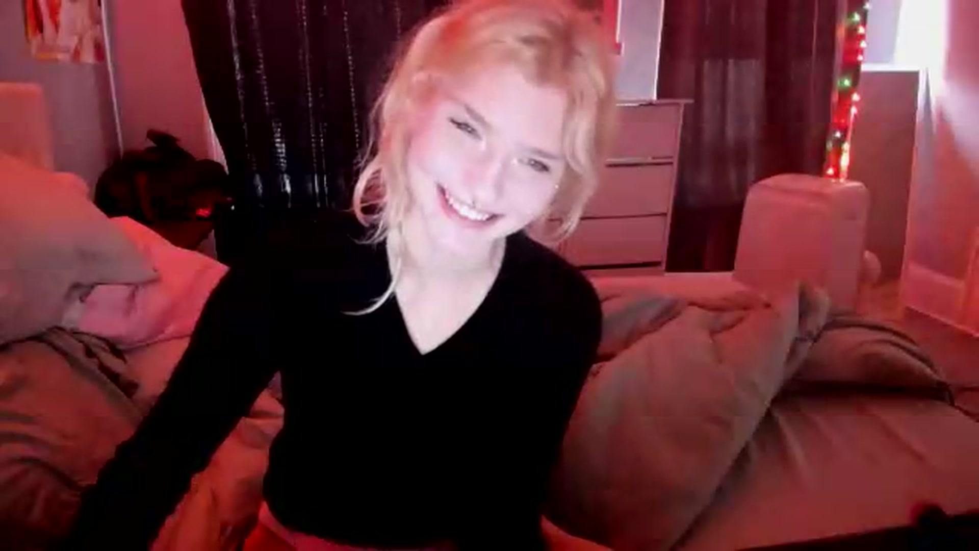 Gallery image thumbnail from DuckChan0's myfreecams stream on, 05/15/2026, 17:12 image 9 of 20