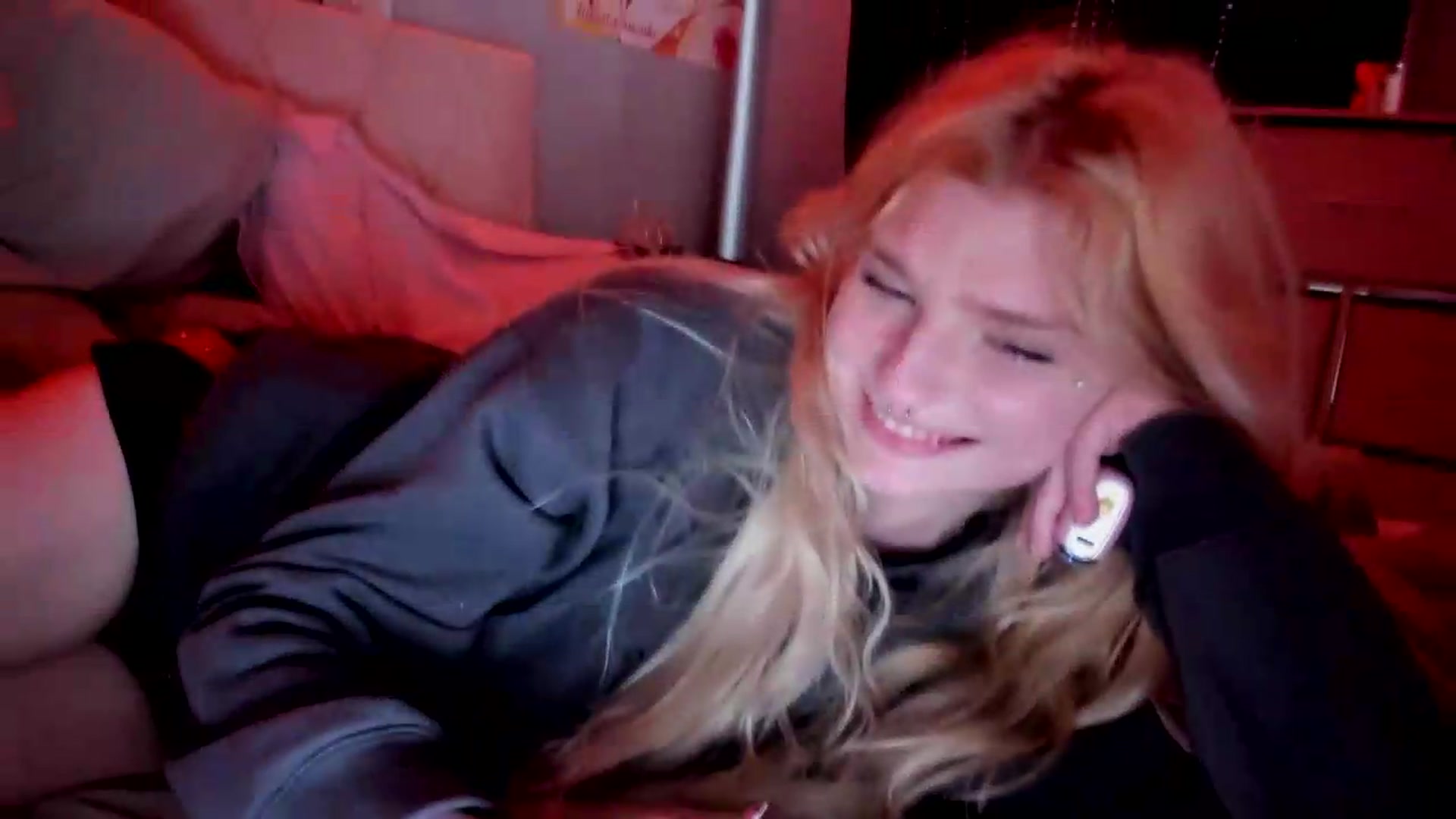Gallery image thumbnail from DuckChan0's myfreecams stream on, 05/27/2026, 17:59 image 13 of 20