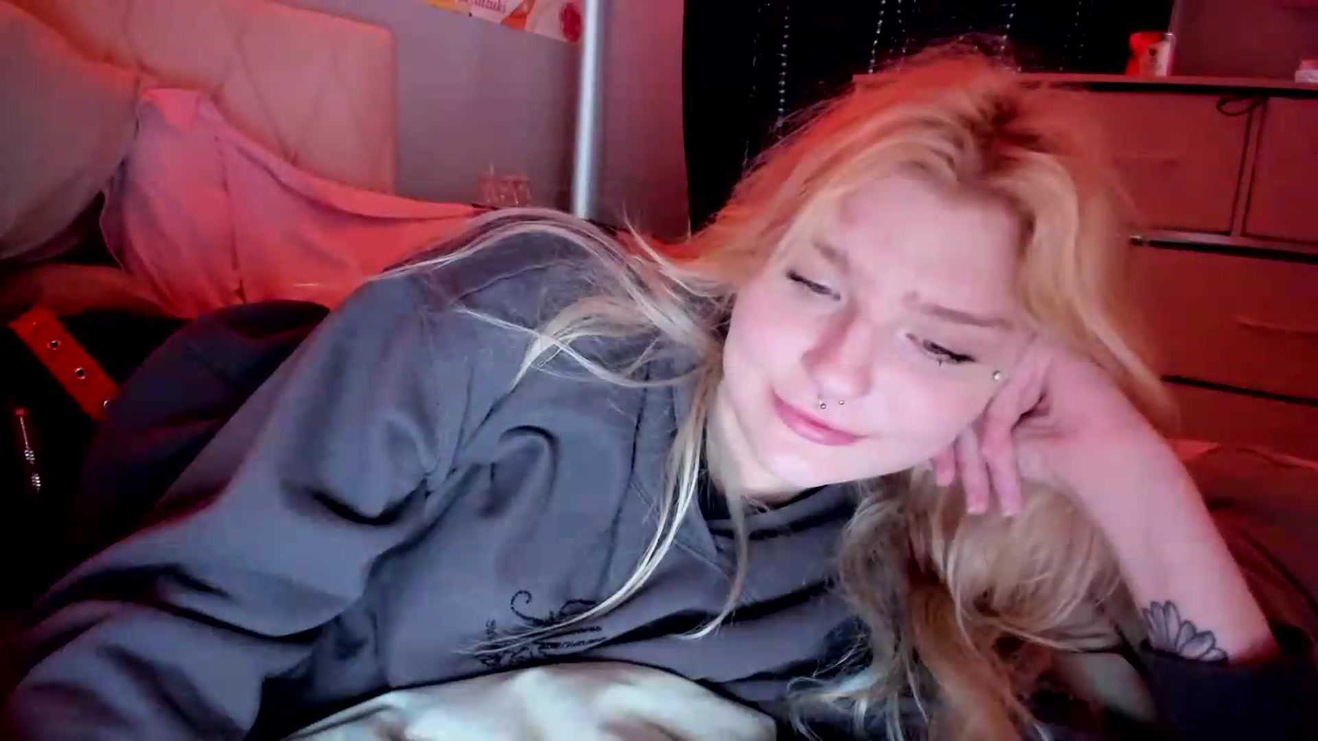 Gallery image thumbnail from DuckChan0's myfreecams stream on, 05/27/2026, 17:59 image 15 of 20