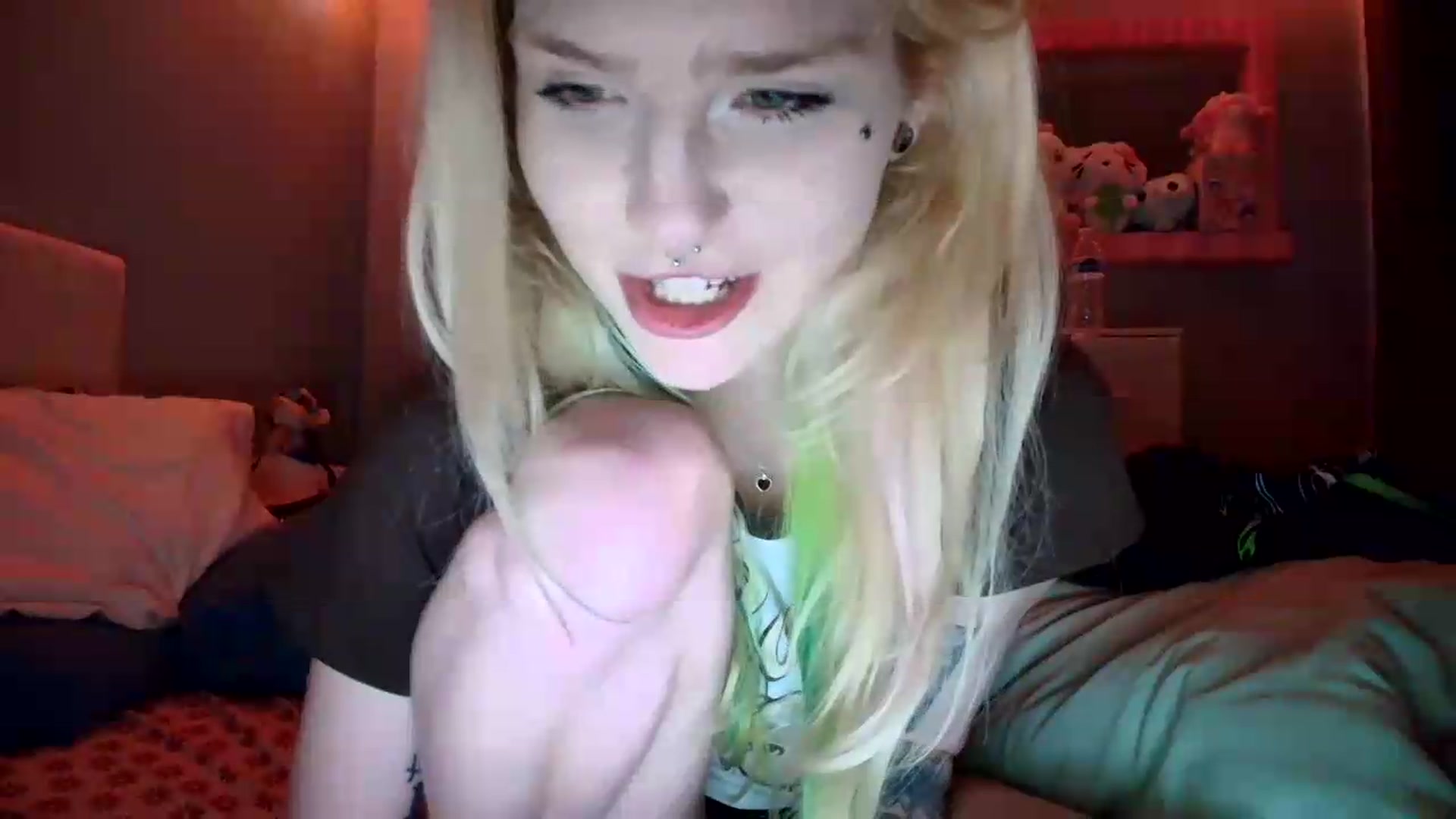 Gallery image thumbnail from DuckChan0's myfreecams stream on, 07/09/2026, 24:39 image 18 of 20