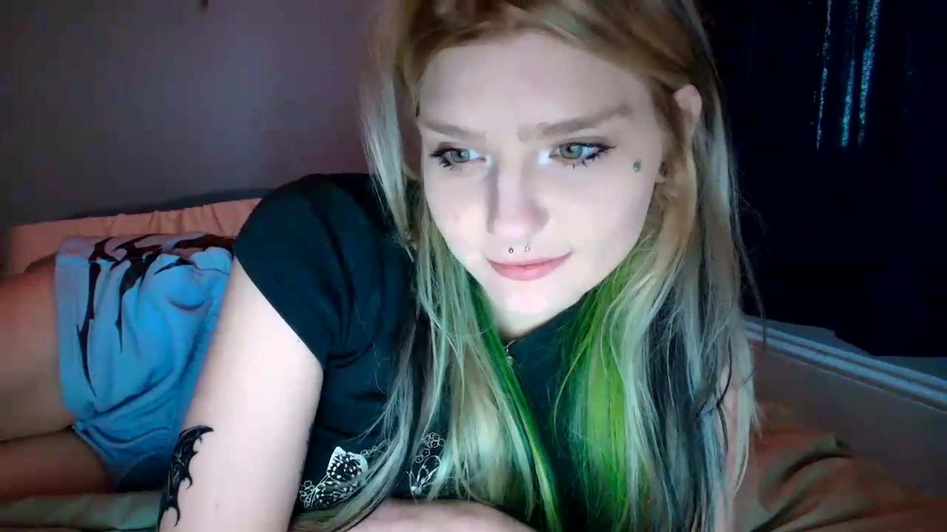Gallery image thumbnail from DuckChan0's myfreecams stream on, 07/30/2026, 23:03 image 18 of 20