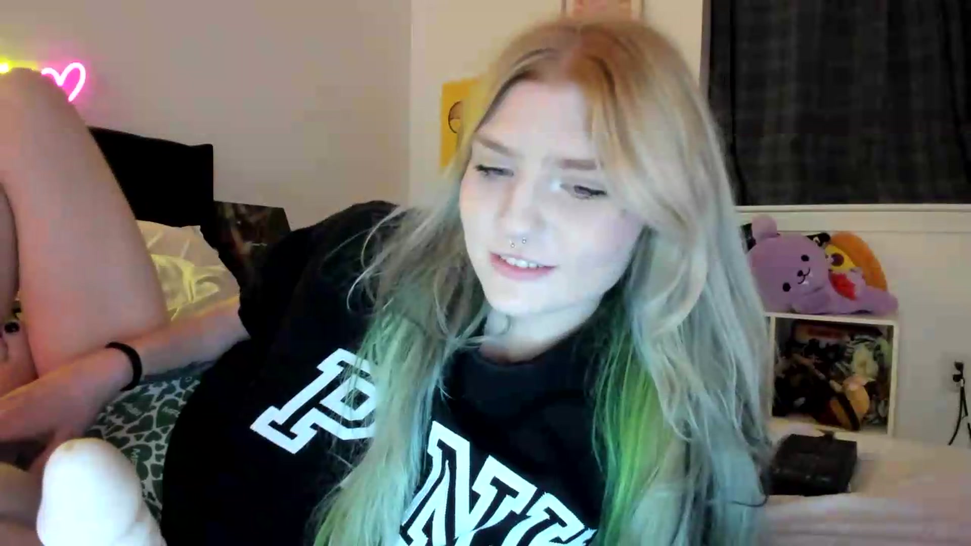 Gallery image thumbnail from DuckChan0's myfreecams stream on, 08/28/2026, 24:49 image 10 of 20