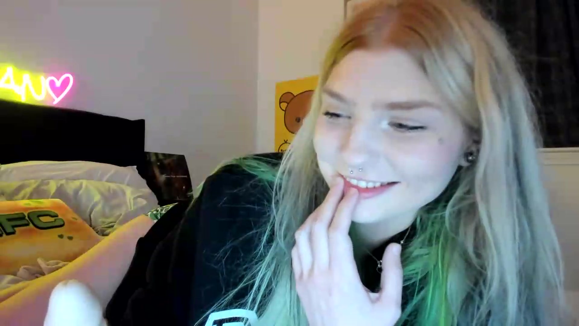 Gallery image thumbnail from DuckChan0's myfreecams stream on, 08/28/2026, 24:49 image 9 of 20