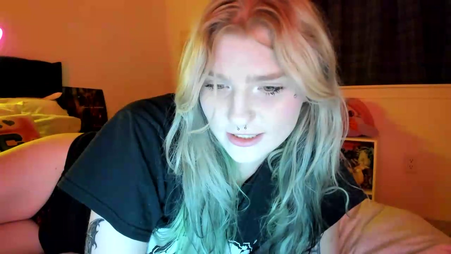Gallery image thumbnail from DuckChan0's myfreecams stream on, 08/31/2026, 24:00 image 16 of 20