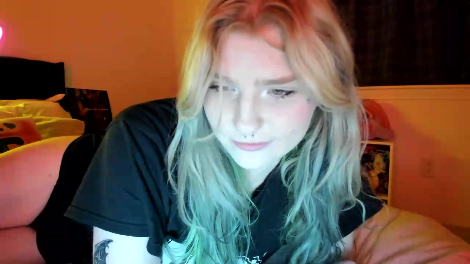 Gallery image thumbnail from DuckChan0's myfreecams stream on, 08/31/2026, 24:00 image 17 of 20