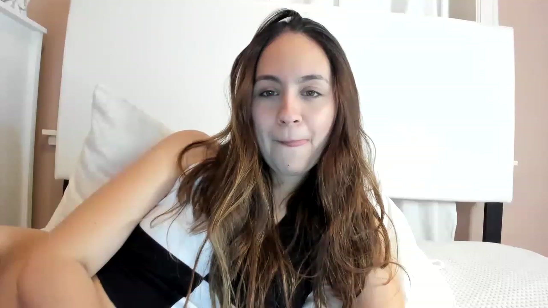 Gallery image thumbnail from Dulce_nk's myfreecams stream on, 11/29/2022, 01:12 image 7 of 20