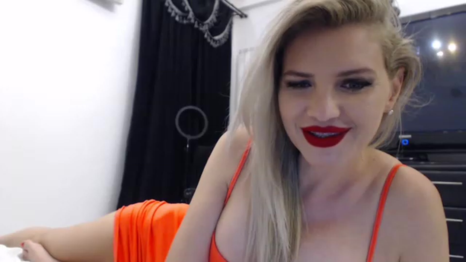 Gallery image thumbnail from Dulcineaa's myfreecams stream on, 05/02/2023, 22:19 image 8 of 20