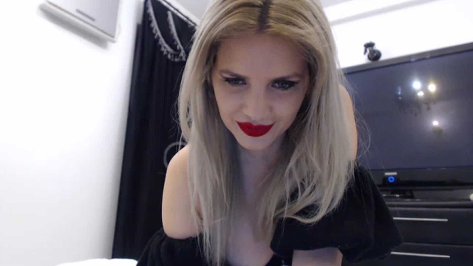 Gallery image thumbnail from Dulcineaa's myfreecams stream on, 05/03/2023, 21:35 image 10 of 20