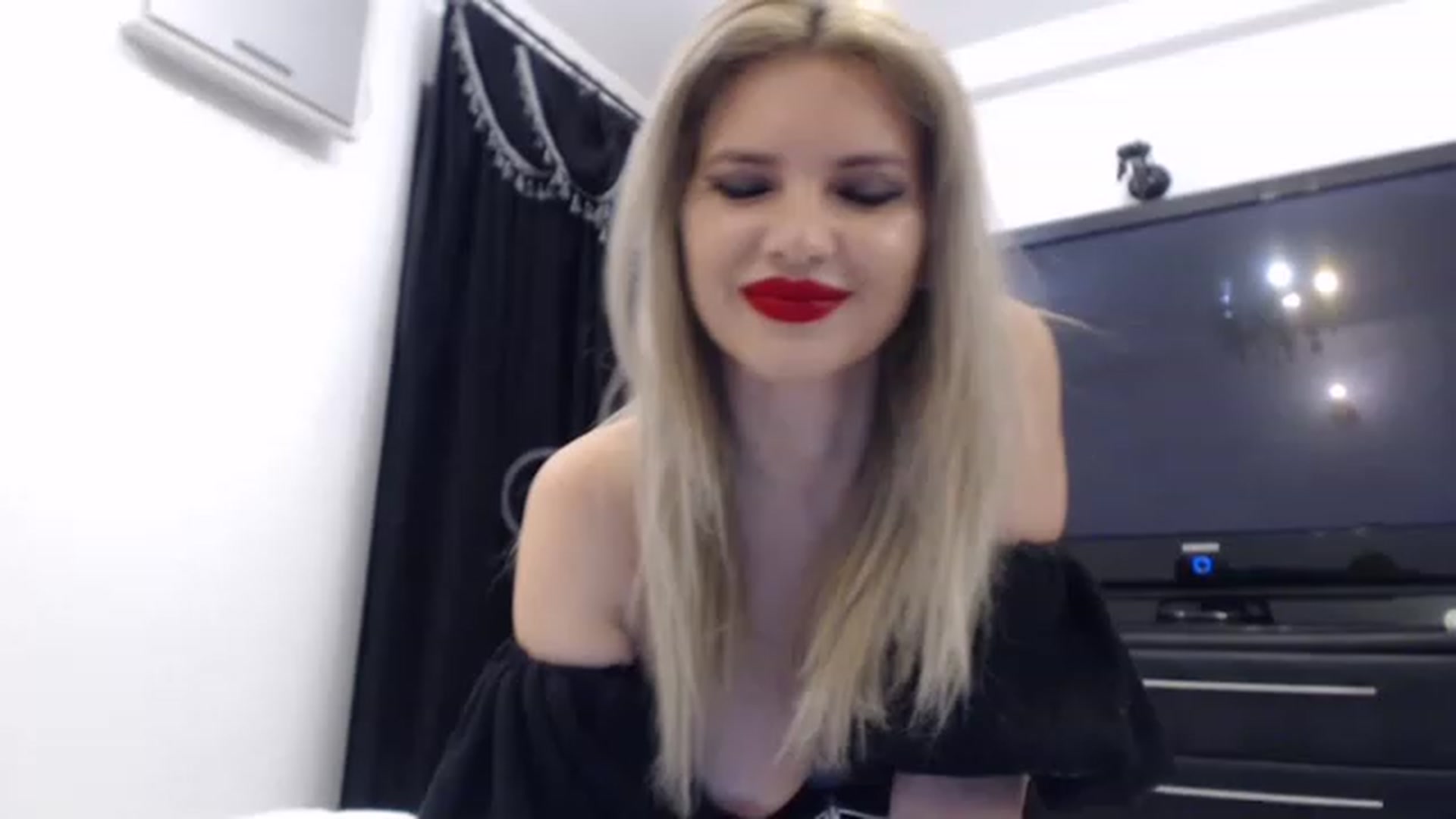 Gallery image thumbnail from Dulcineaa's myfreecams stream on, 05/03/2023, 21:35 image 9 of 20