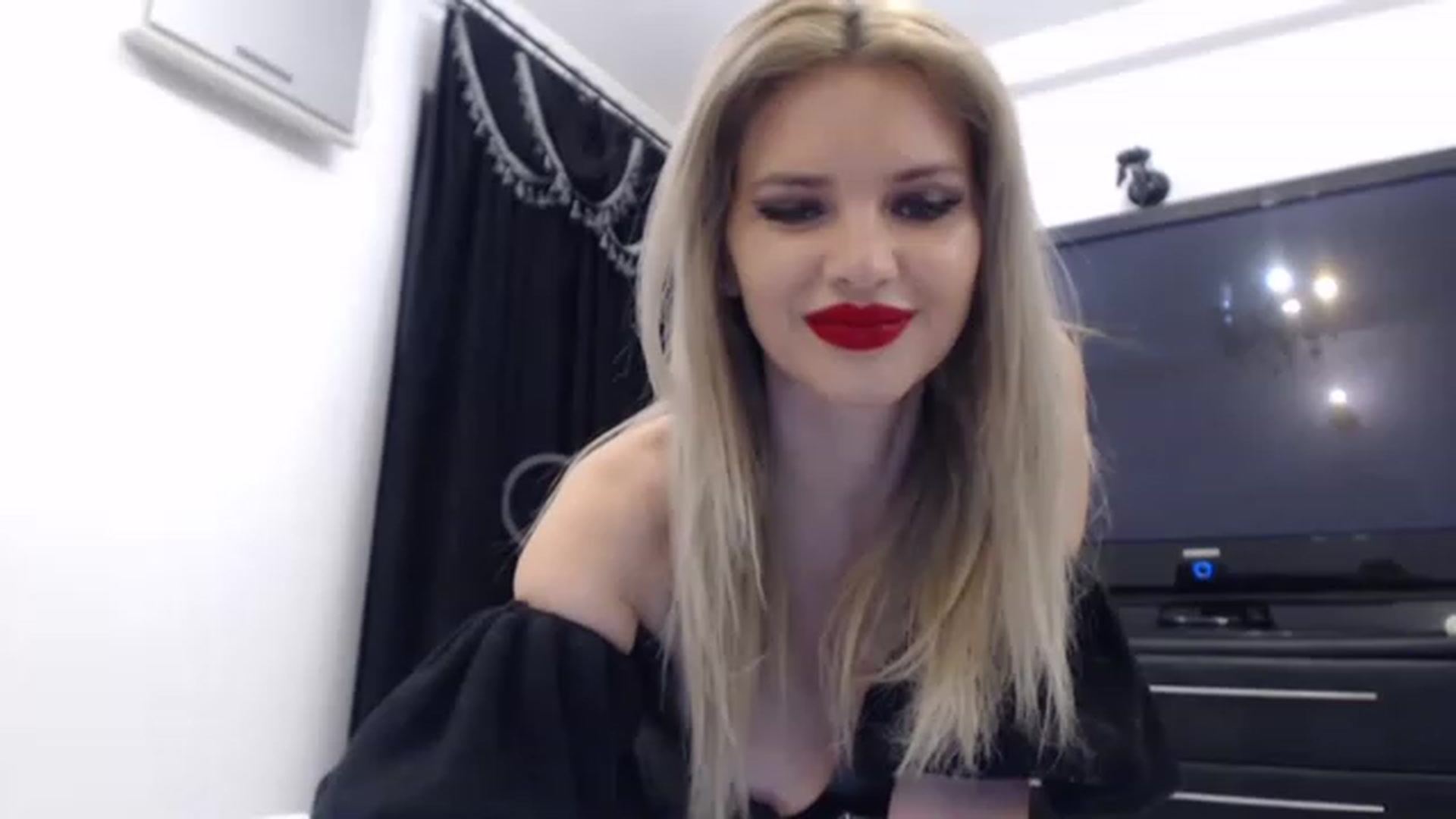 Gallery image thumbnail from Dulcineaa's myfreecams stream on, 05/03/2023, 21:35 image 8 of 20