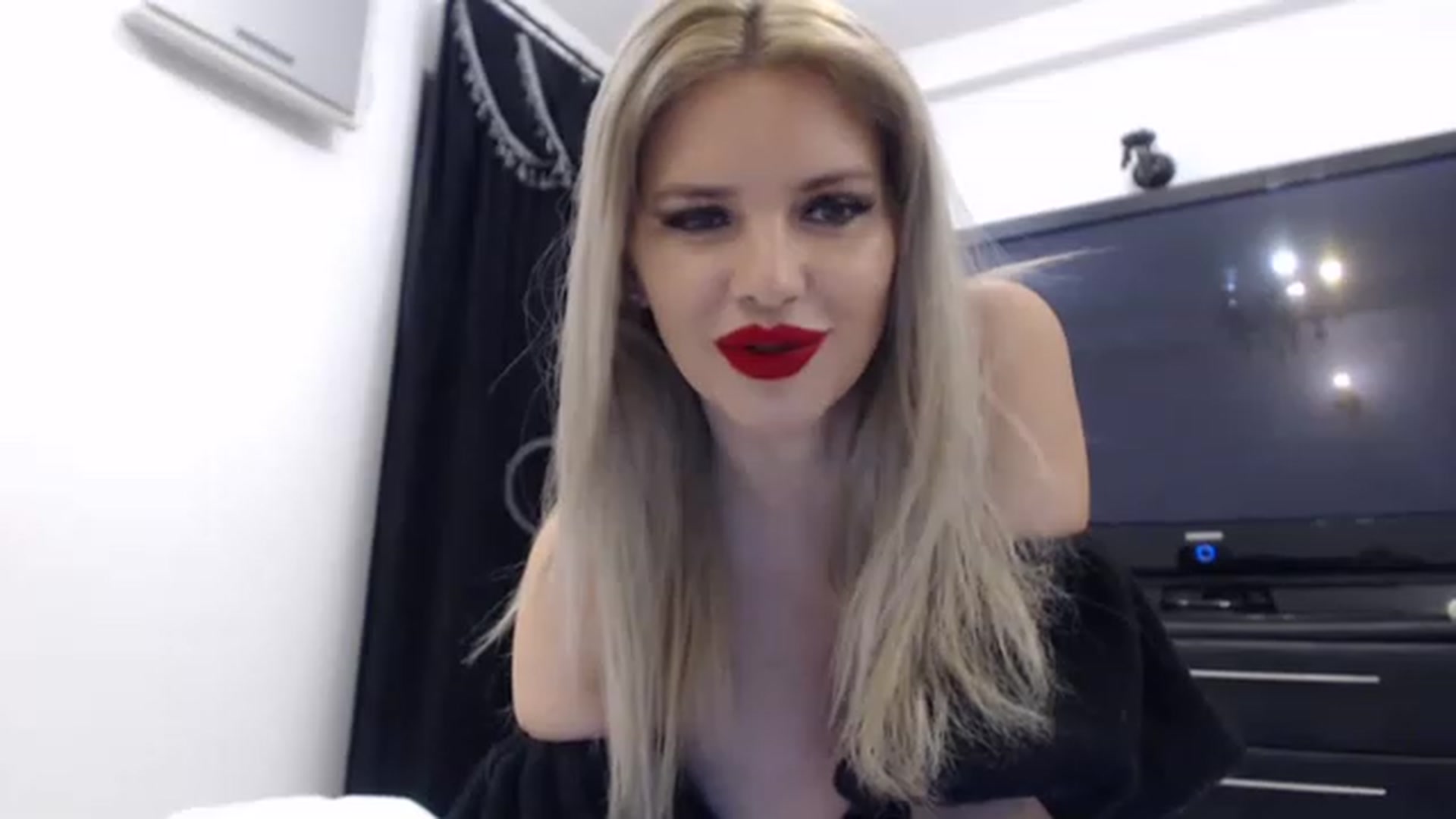 Gallery image thumbnail from Dulcineaa's myfreecams stream on, 05/03/2023, 21:35 image 7 of 20