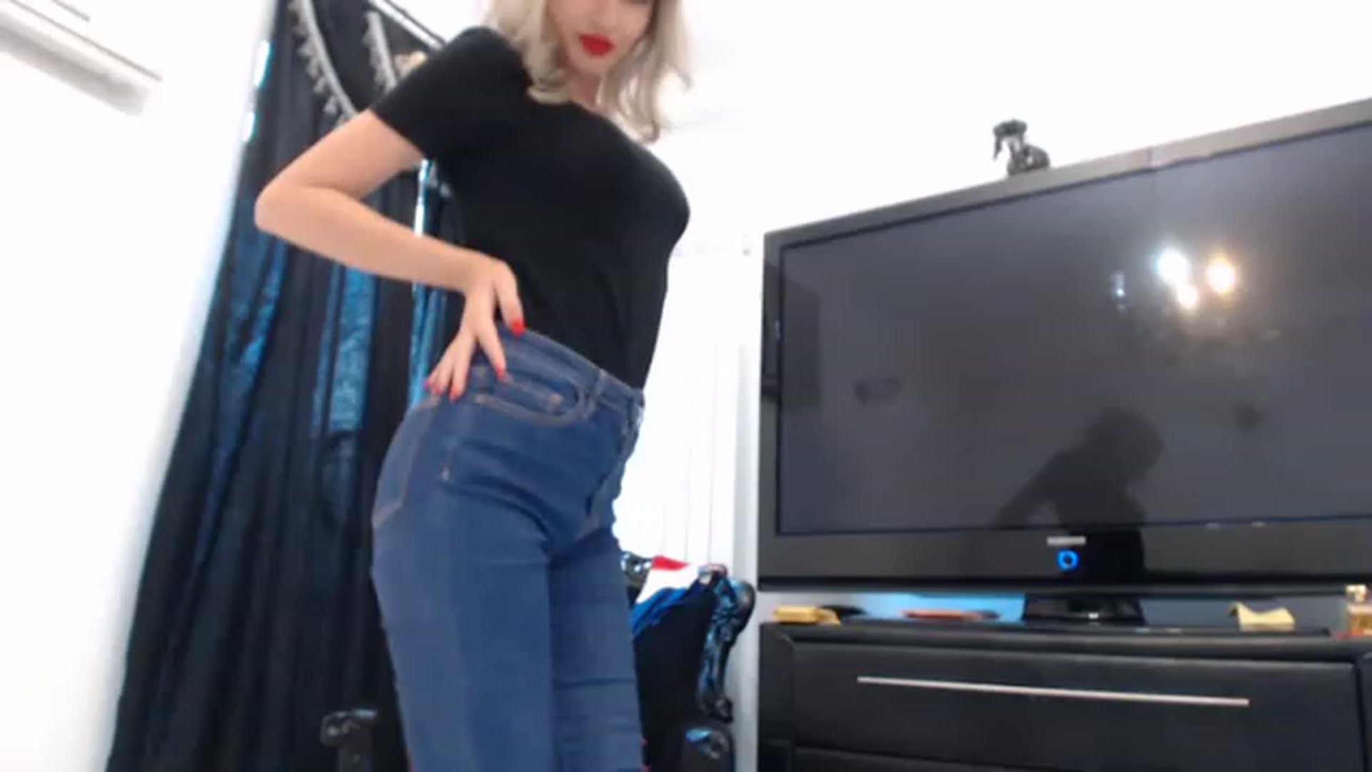 Gallery image thumbnail from Dulcineaa's myfreecams stream on, 05/06/2023, 15:27 image 9 of 20