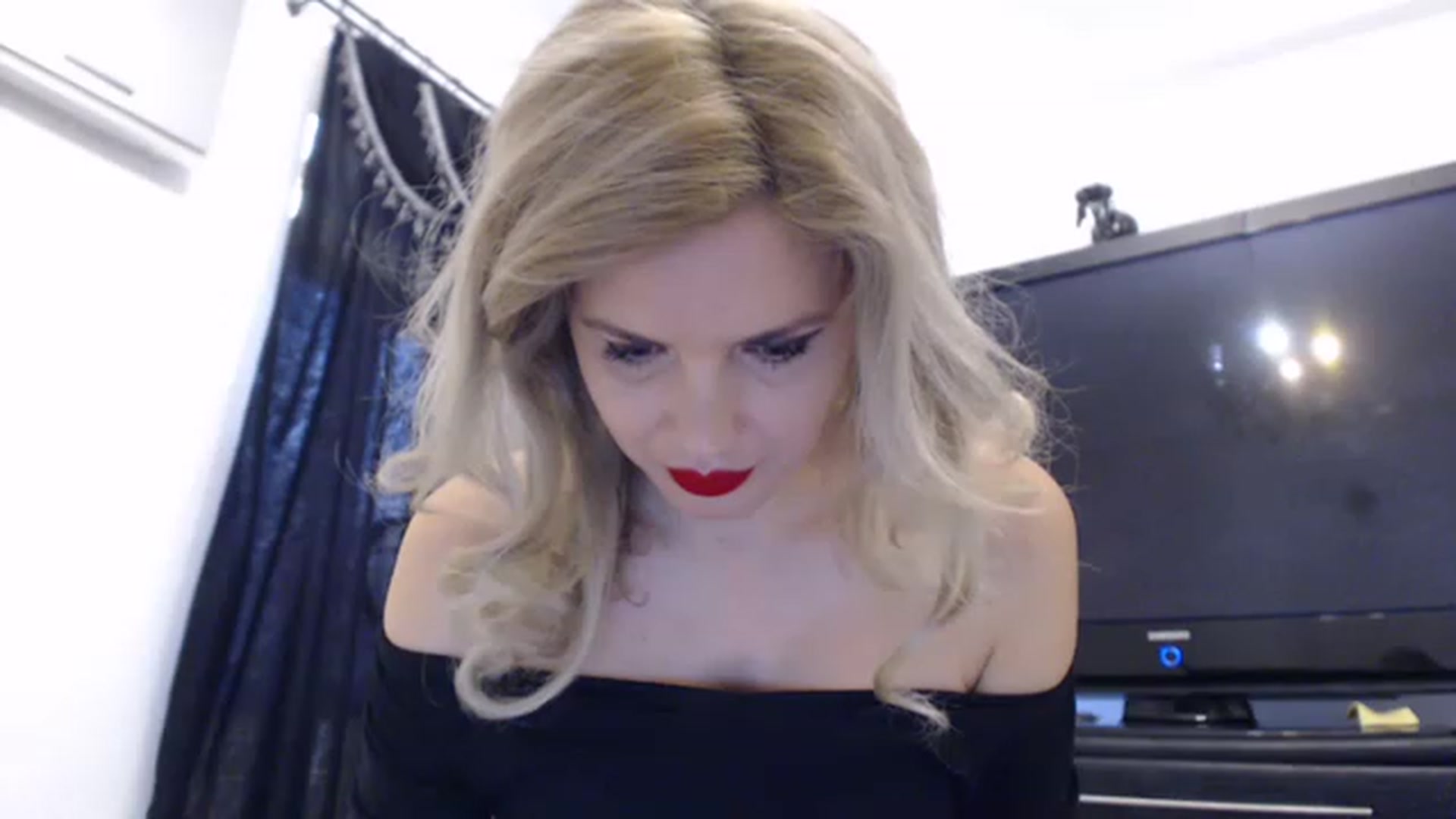Gallery image thumbnail from Dulcineaa's myfreecams stream on, 05/06/2023, 15:27 image 14 of 20